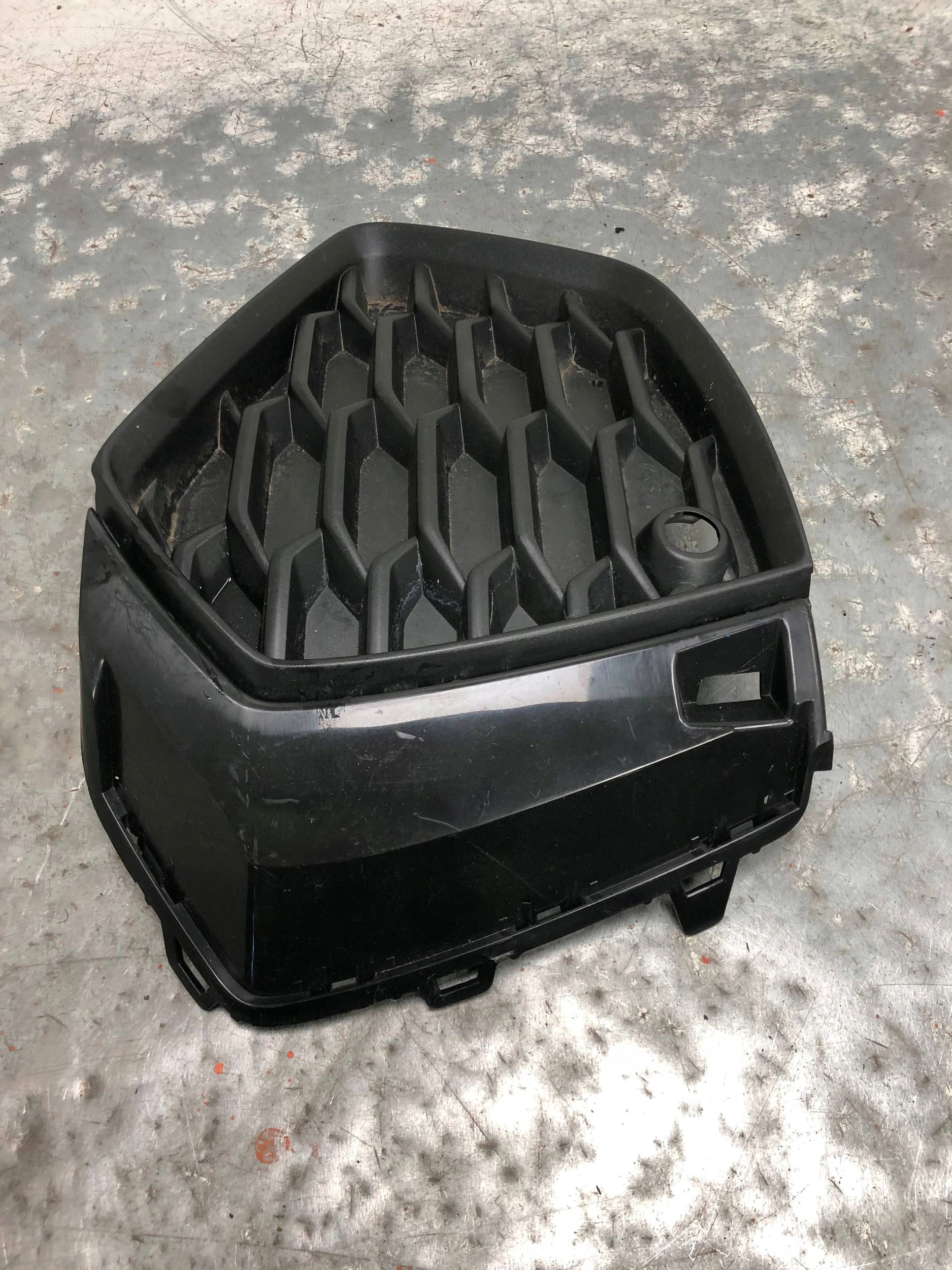 grid of a bumper left front AUDI A3 8Y S-LINE 8Y0807681B