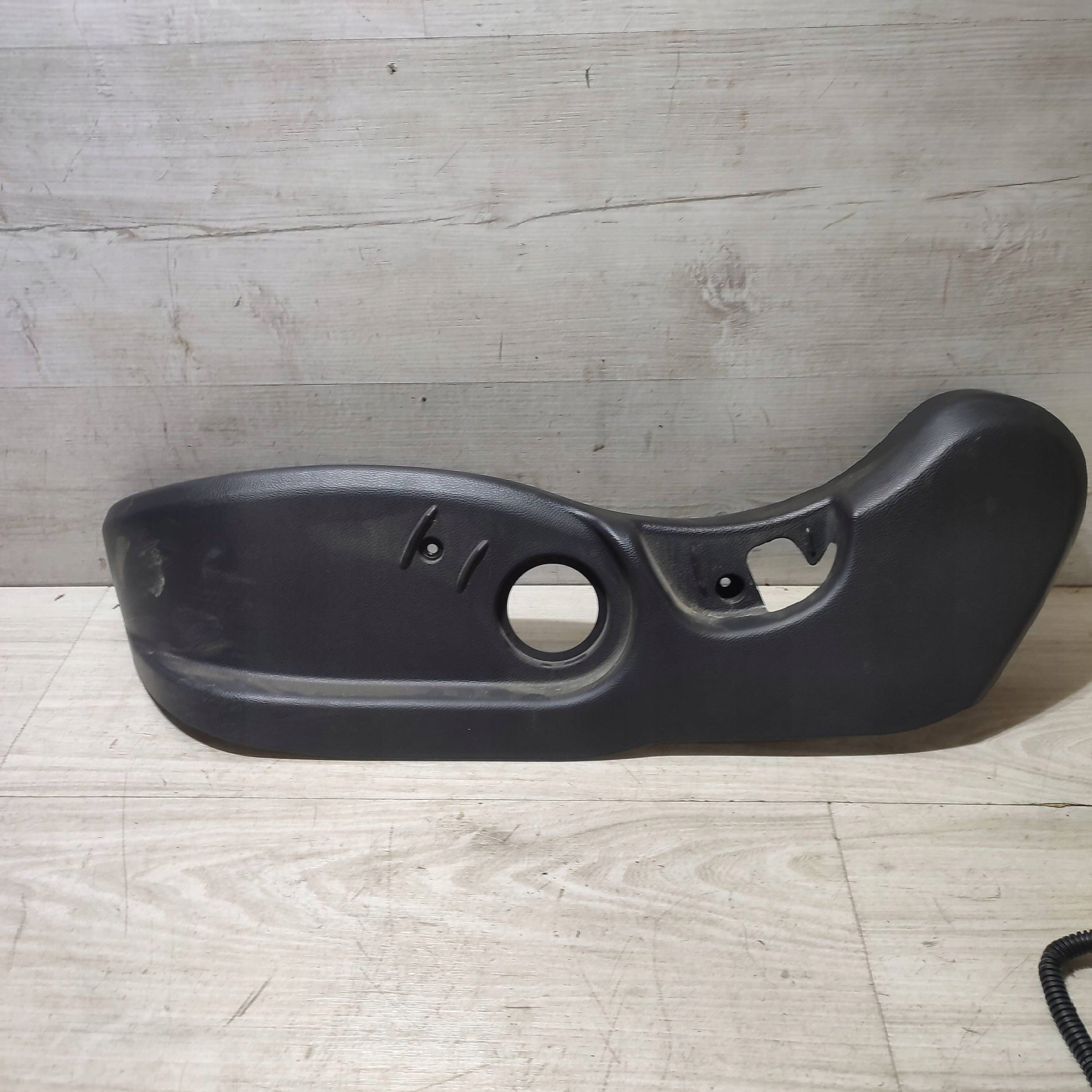 side side seat left front Hyundai i20 88901C8100