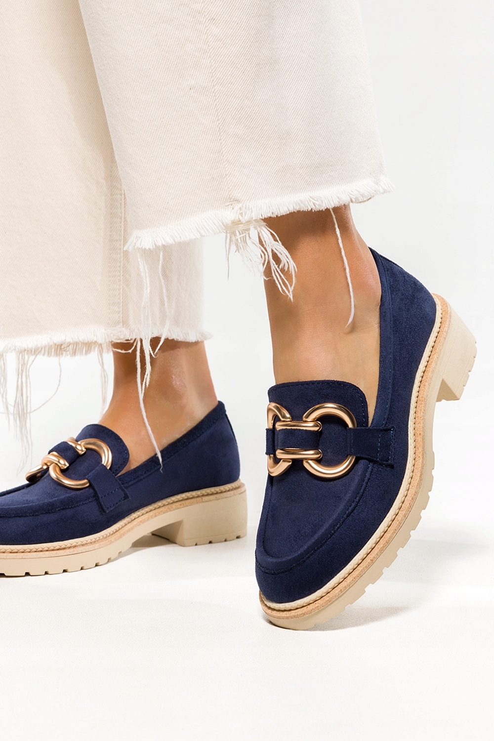 MOKASYNY DAMSKIE PÓŁBUTY WSUWANE NA PLATFORMIE Z MODNĄ ZŁOTĄ OZDOBĄ r 39 Płeć kobieta