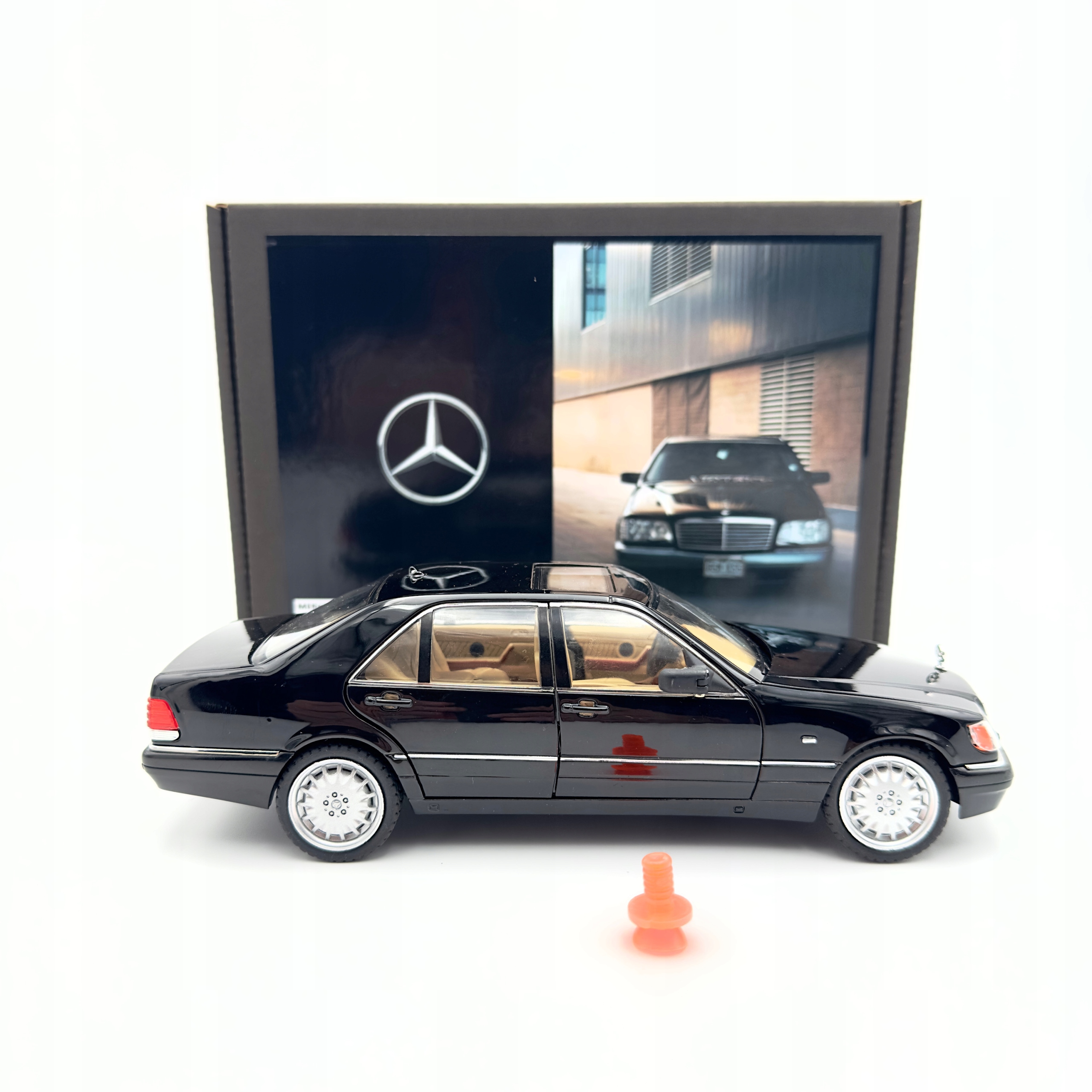 Model samochodu Mercedes Benz W140 320SEL w skali 1:24 Model Mercedes-Benz W140