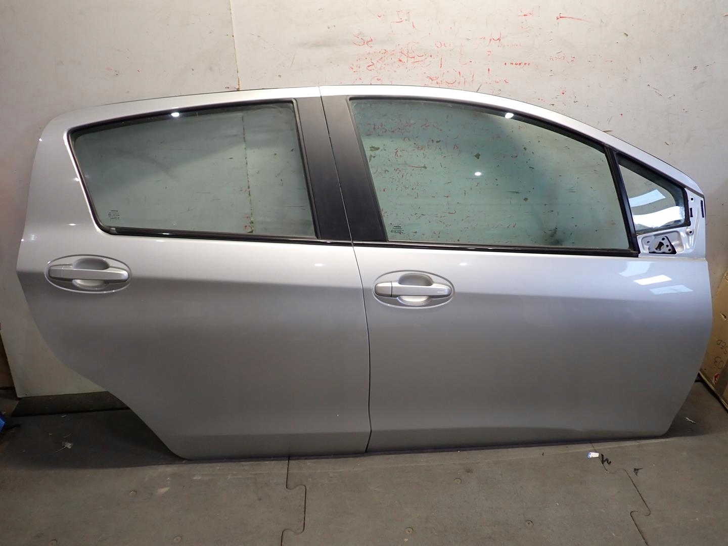 door front front right TOYOTA YARIS III 2011-2017 w colour