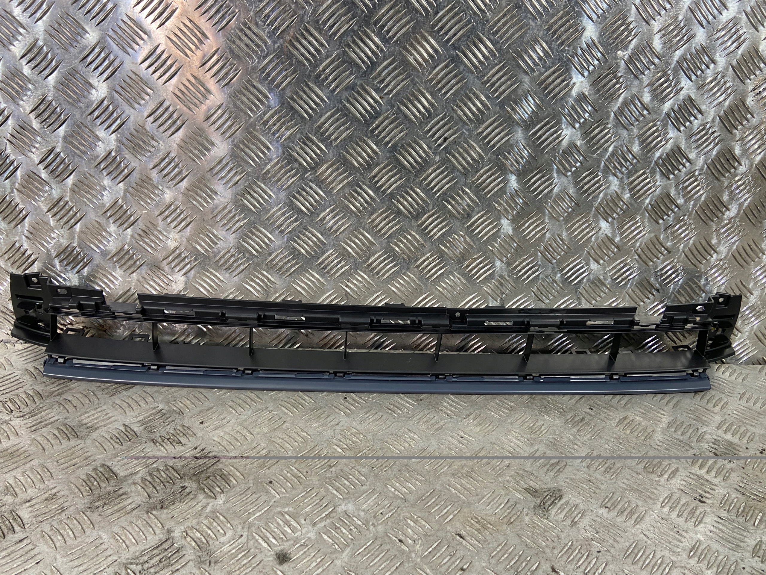 3G8853677C - РЕШІТКА ПЕРЕДНЬОГО БАМПЕРА VW ARTEON LIFT R-LINE