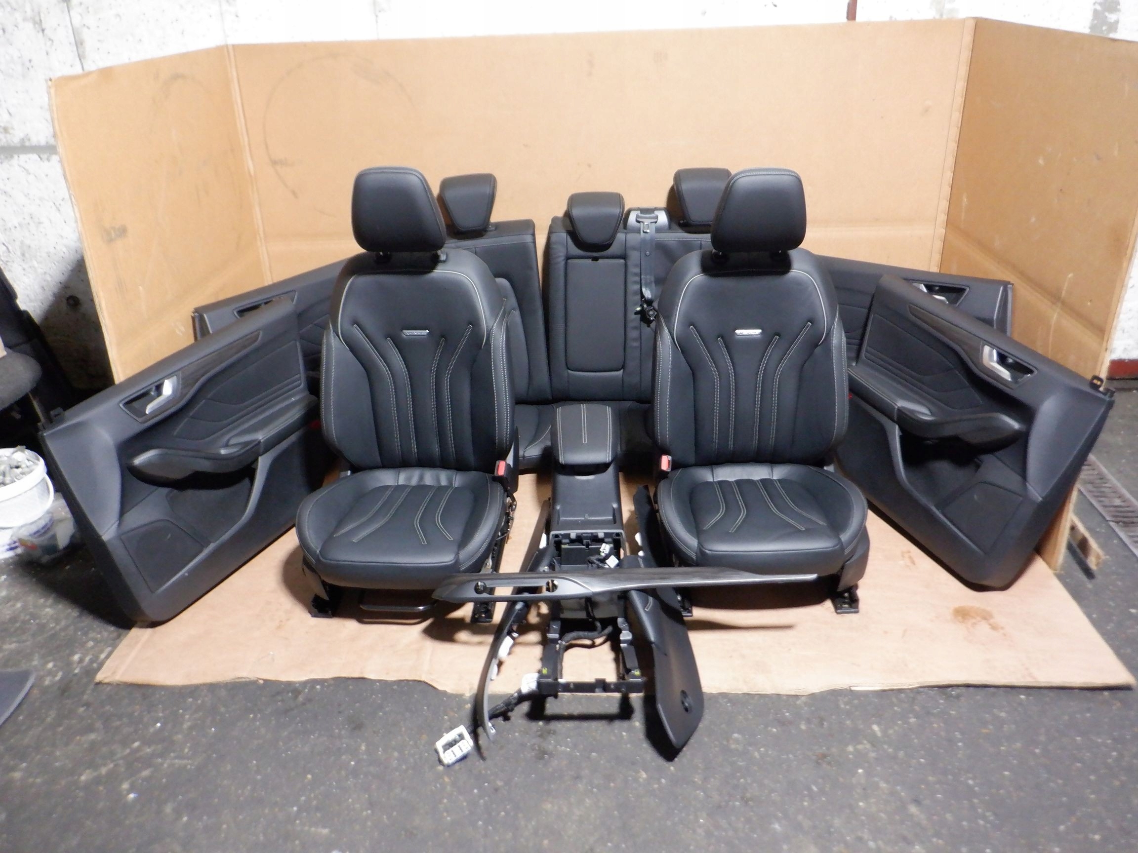 ШКІРЯНІ СИДІННЯ FORD FOCUS MK4 УНІВЕРСАЛ VIGNALE