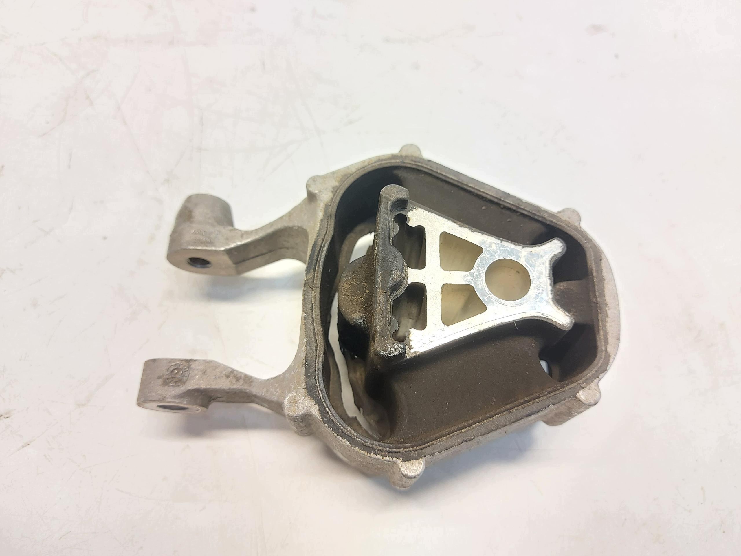 VOLVO XC40 LIFT engine mount rear part 32380026