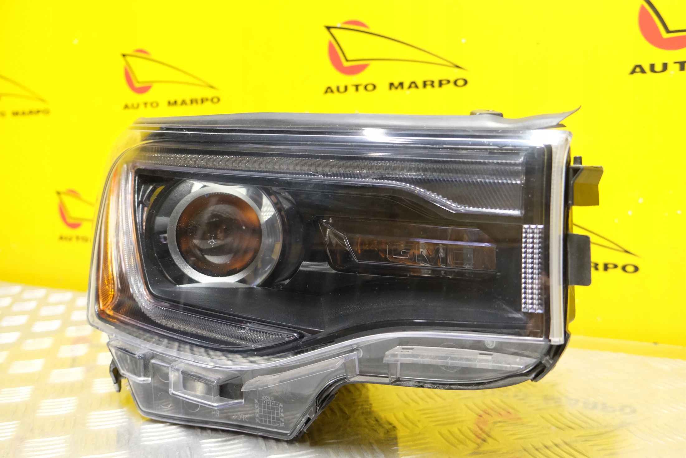 GMC ACADIA 2017- REFLEKTOR LAMPA ZWYKŁA LED R USA Rodzaj świateł mijania Tradycyjne / halogenowe