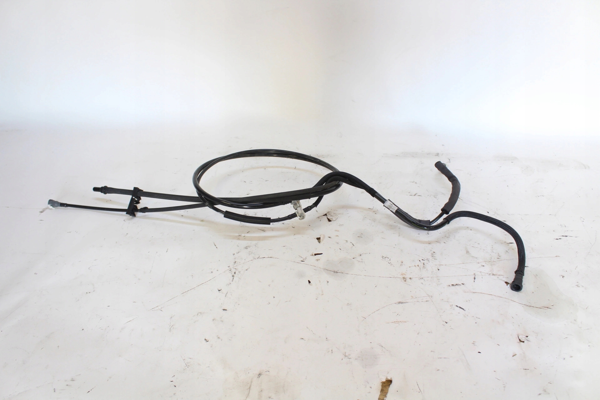 Opel Corsa F 1.2 топливопроводы 93483317