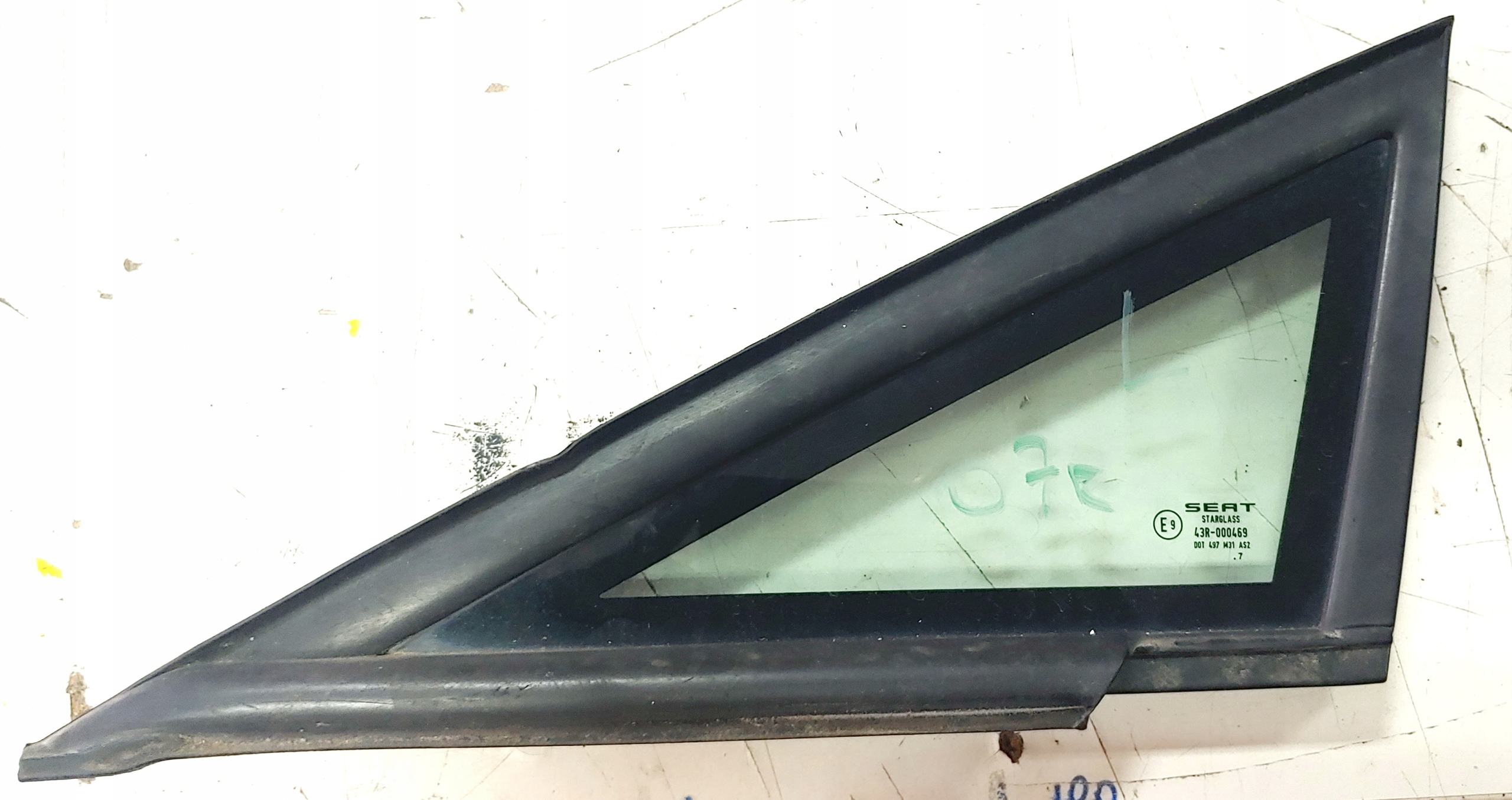 Szyba boczna lewa trójkat Seat Leon 2 05- 07R