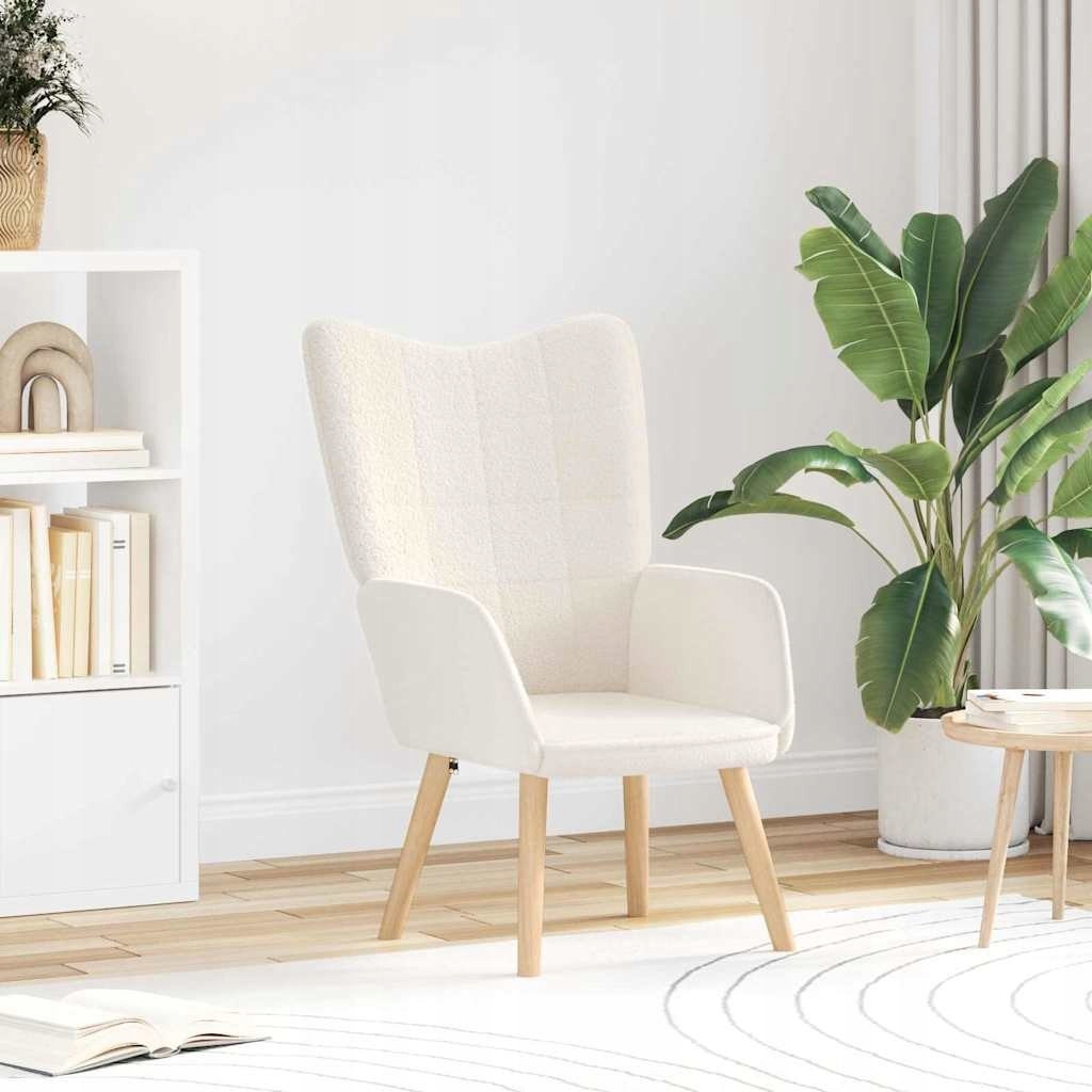 Relaxační křeslo krémové barvy z materiálu připomínajícího vlnu