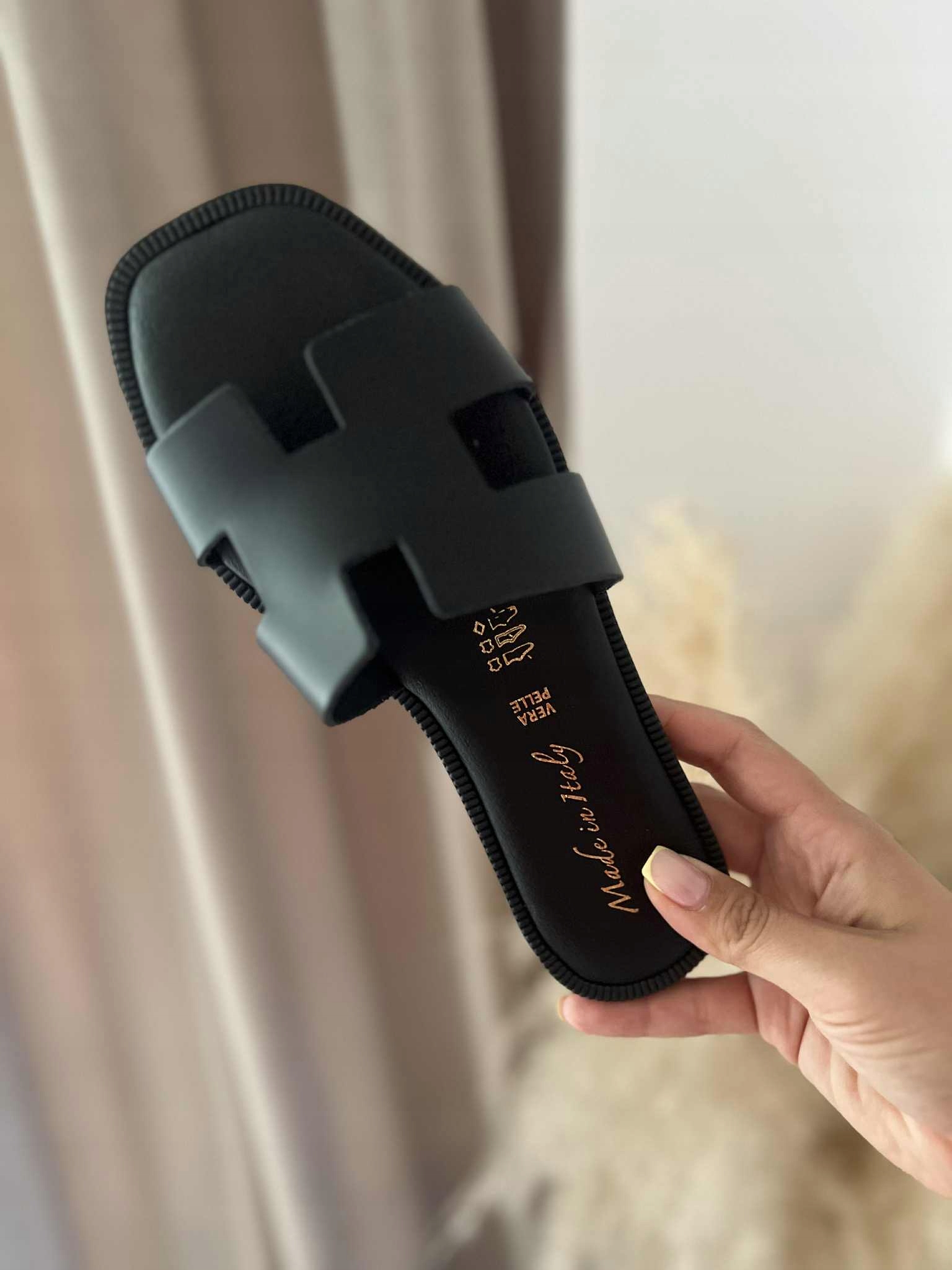 Czarne skórzane klapki w stylu Hermesa