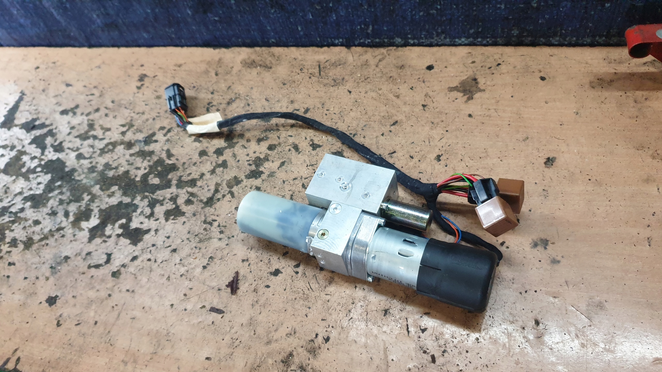 OPEL TIGRA B II SILNICZEK POMPKA DACHU