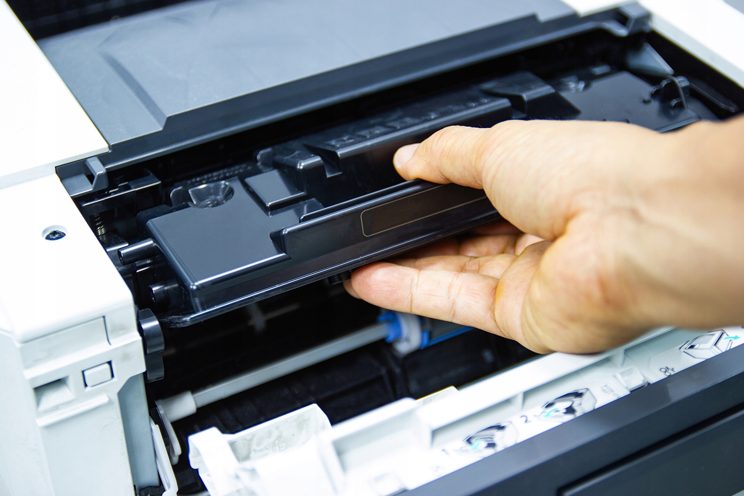 Принтер замените тонер что делать. Replace Toner Cartridge brother. Замена тонера в принтере. Под с меняющимися картриджами. В боковой панели принтер.