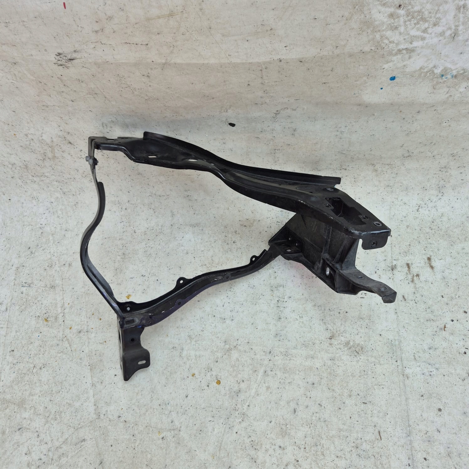 MERCEDES E KLASA W212 OKULAR lights right holder A212620022