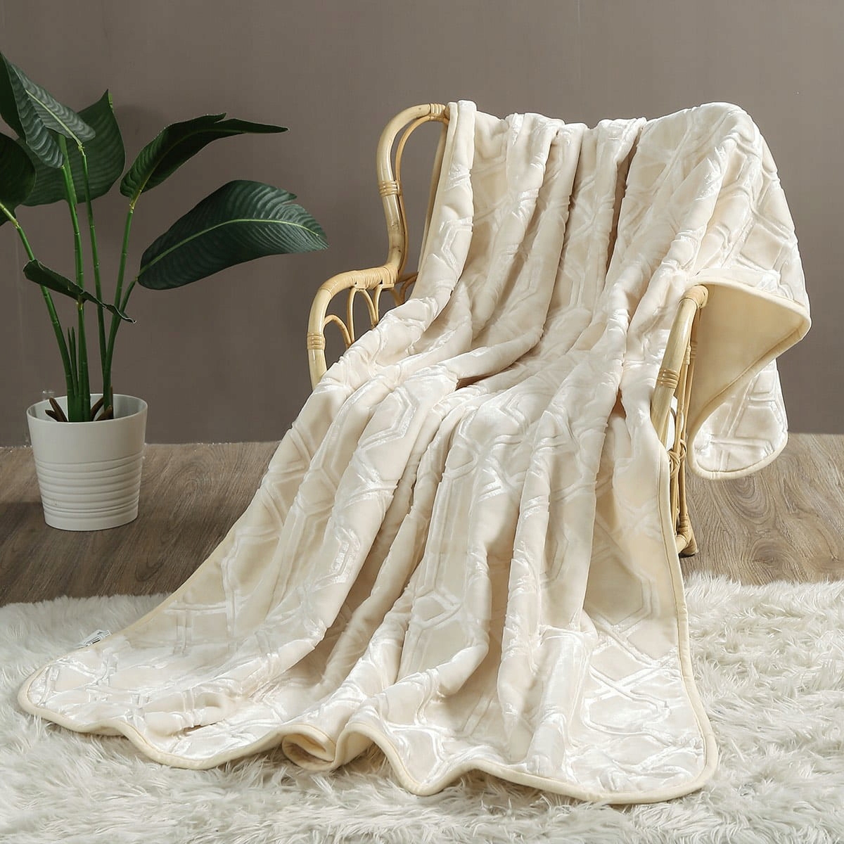 Akrylová lisovaná deka Vito 160x200 s geometrickým krémovým vzorem