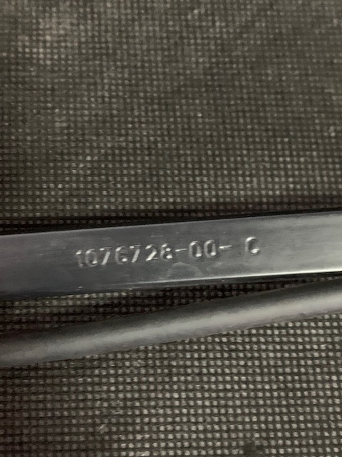 Tesla Model 3 ramie wycieraczki lewe 1076728 00 C Installation side left