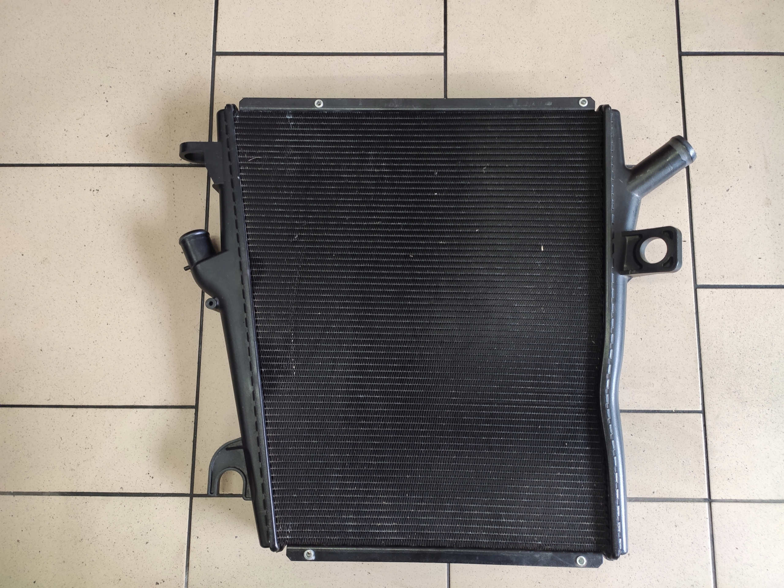 Ферарі OE 000262837 радіатор воду