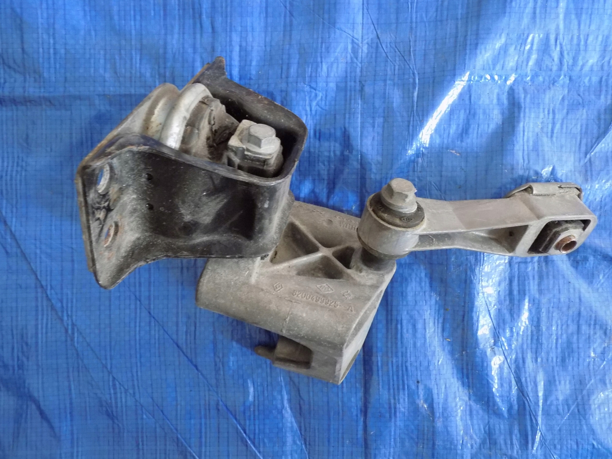 holder engine mount RENAULT CLIO III 1,5DCI 8200499925A