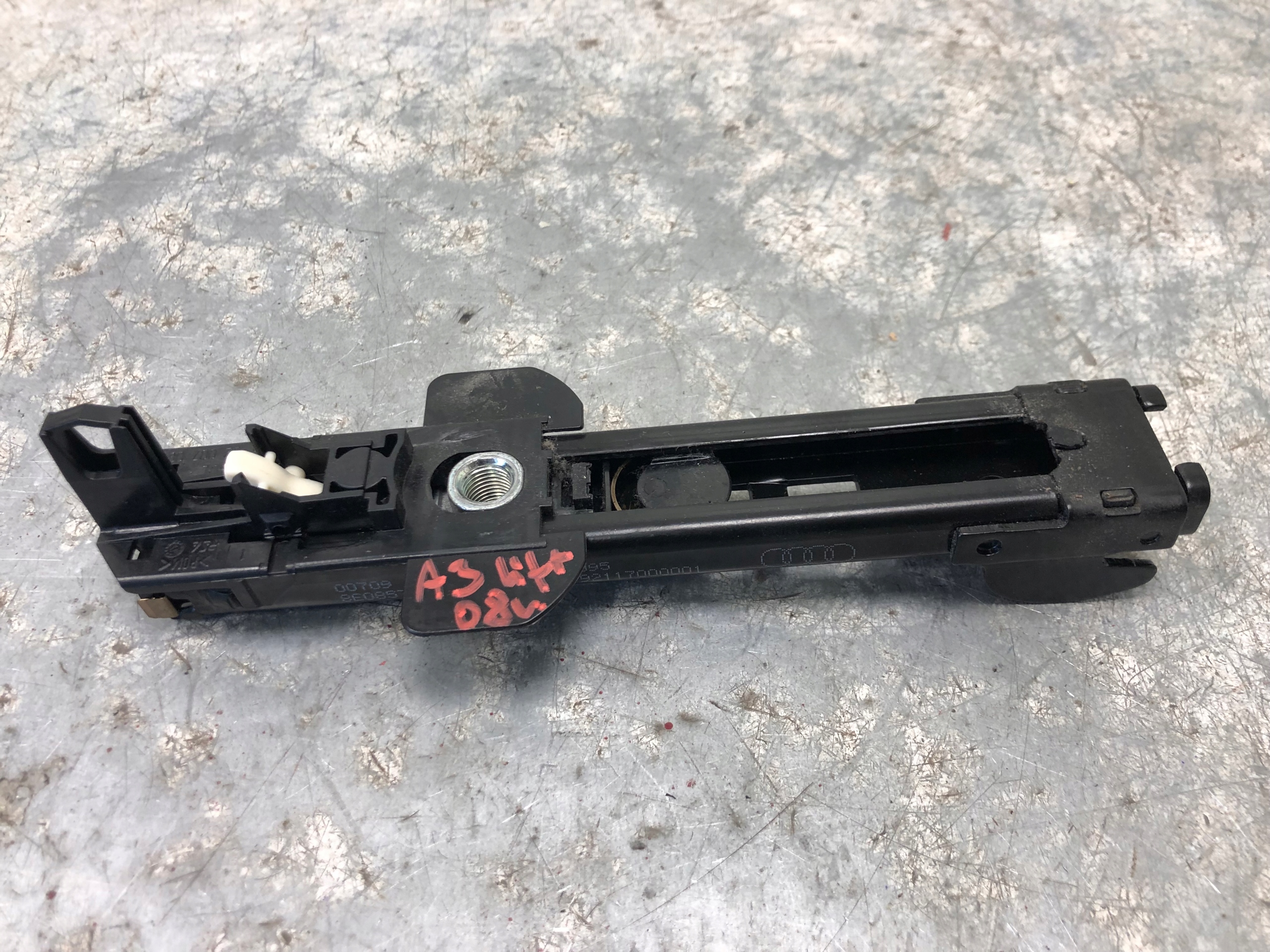 REGULACJA stěny AUDI A3 8P LIFT 8E0857833F