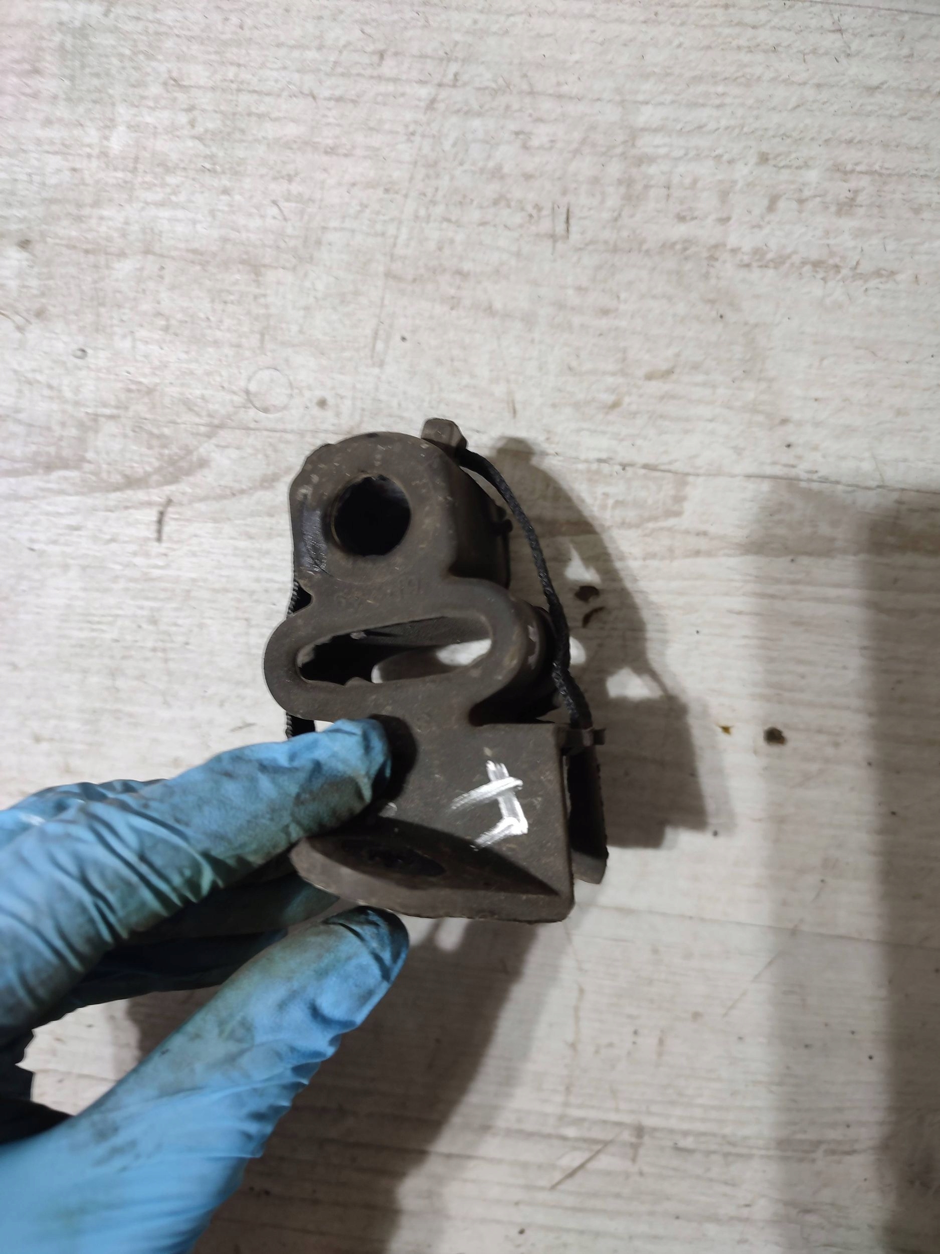 Opel Corsa F 2022 holder / bracket tlumika