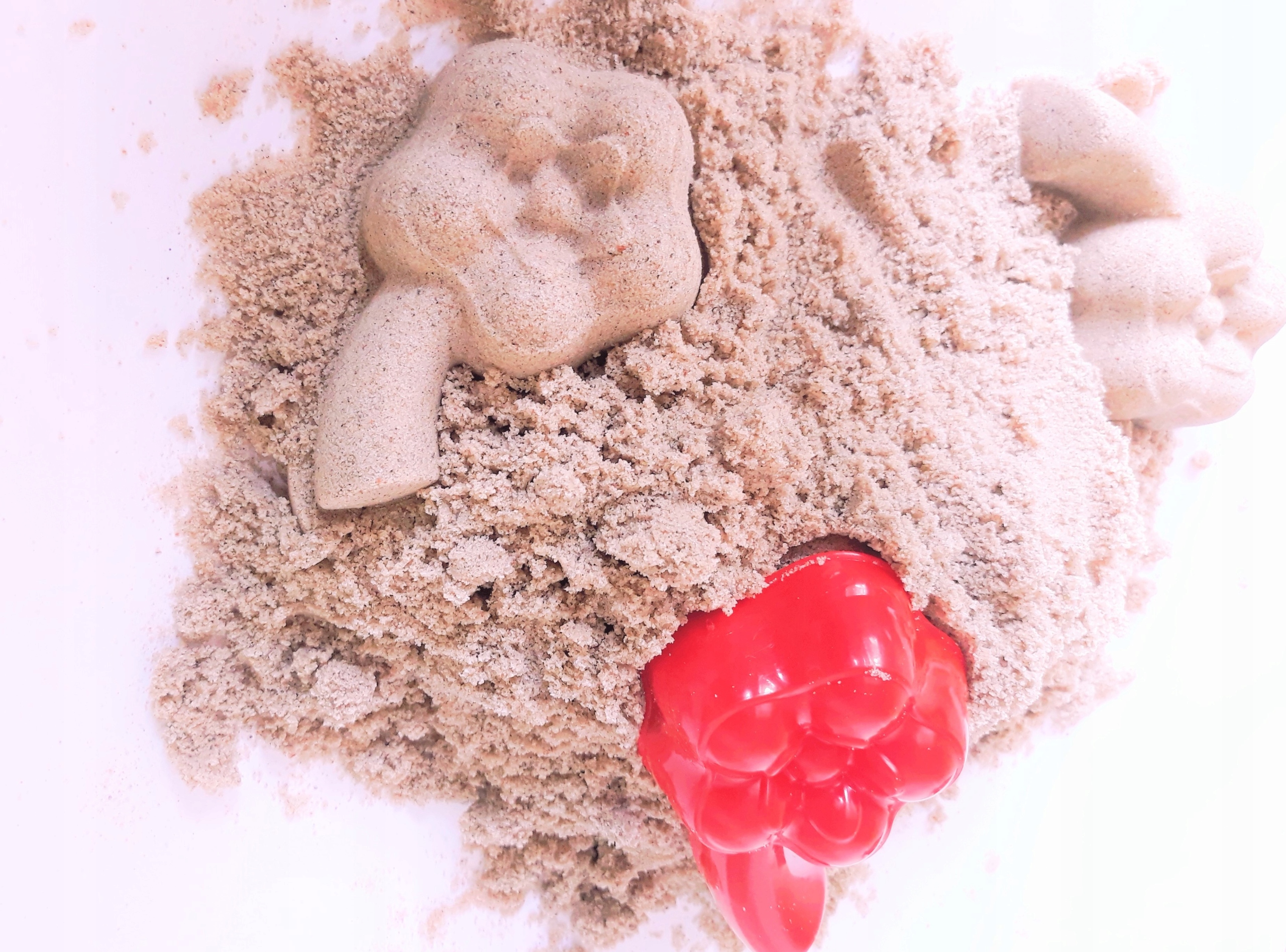 PIASEK DO PIASKOWNICY SUPER JASNY CZYSTY Z ATESTEM + ZABAWKA DO PIASKU Kod producenta 010