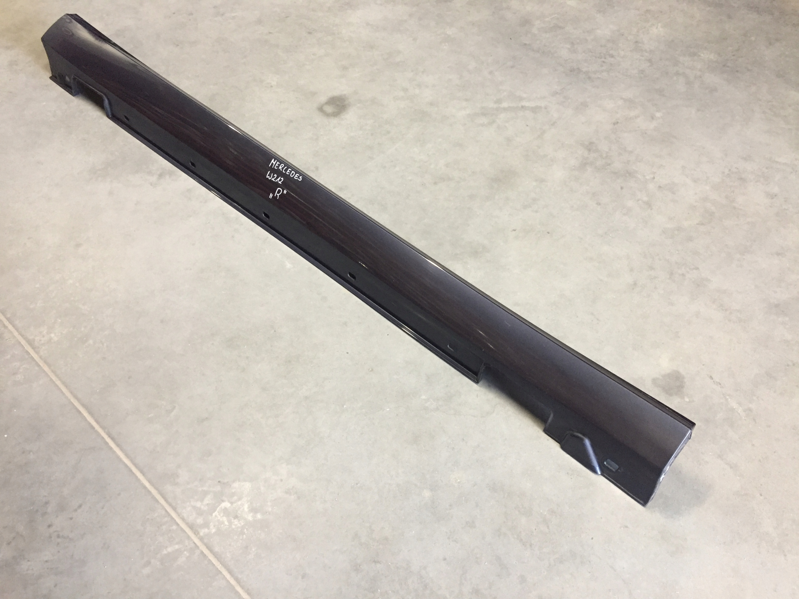 MERCEDES E-KLASA W212 LISTWA PROGOWA PRAWA Producent części Mercedes-Benz OE