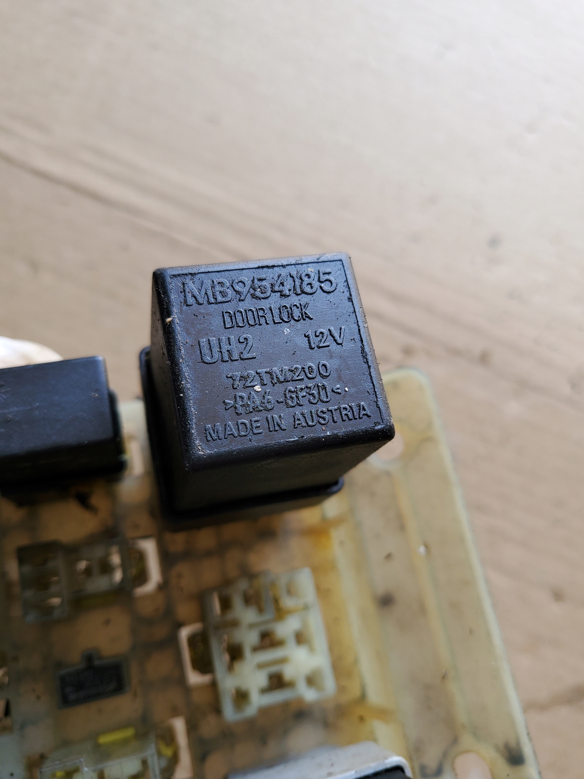 fuse box PRZEKAZNIKOW MITSUBISHI CARISMA 1.8 16V OE