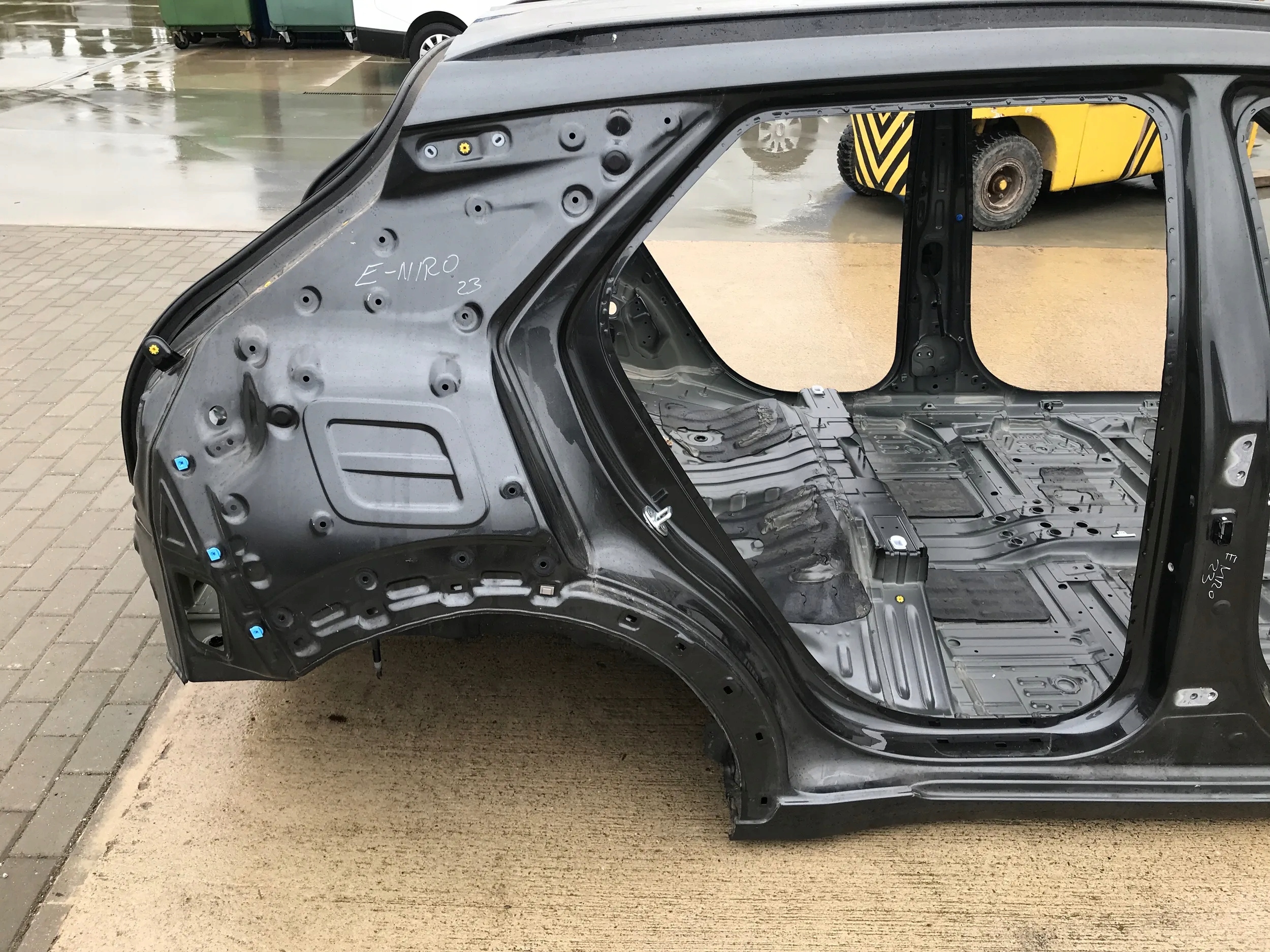 KIA NIRO EV II 2023 BŁOTNIK ĆWIARTKA PRAWY TYŁ