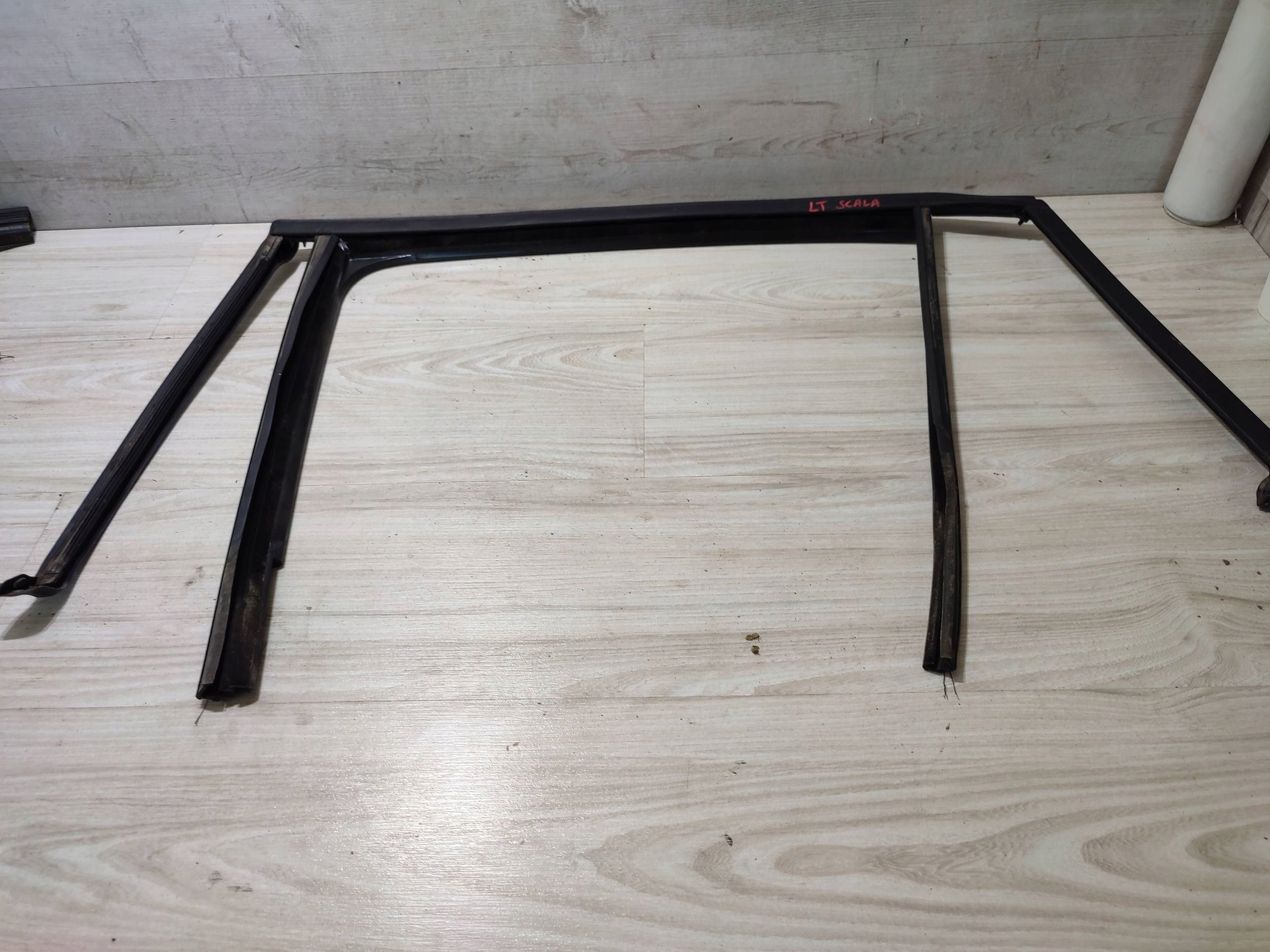 Skoda Scala 2020 rear part side left moulding / gasket windows door tylnych