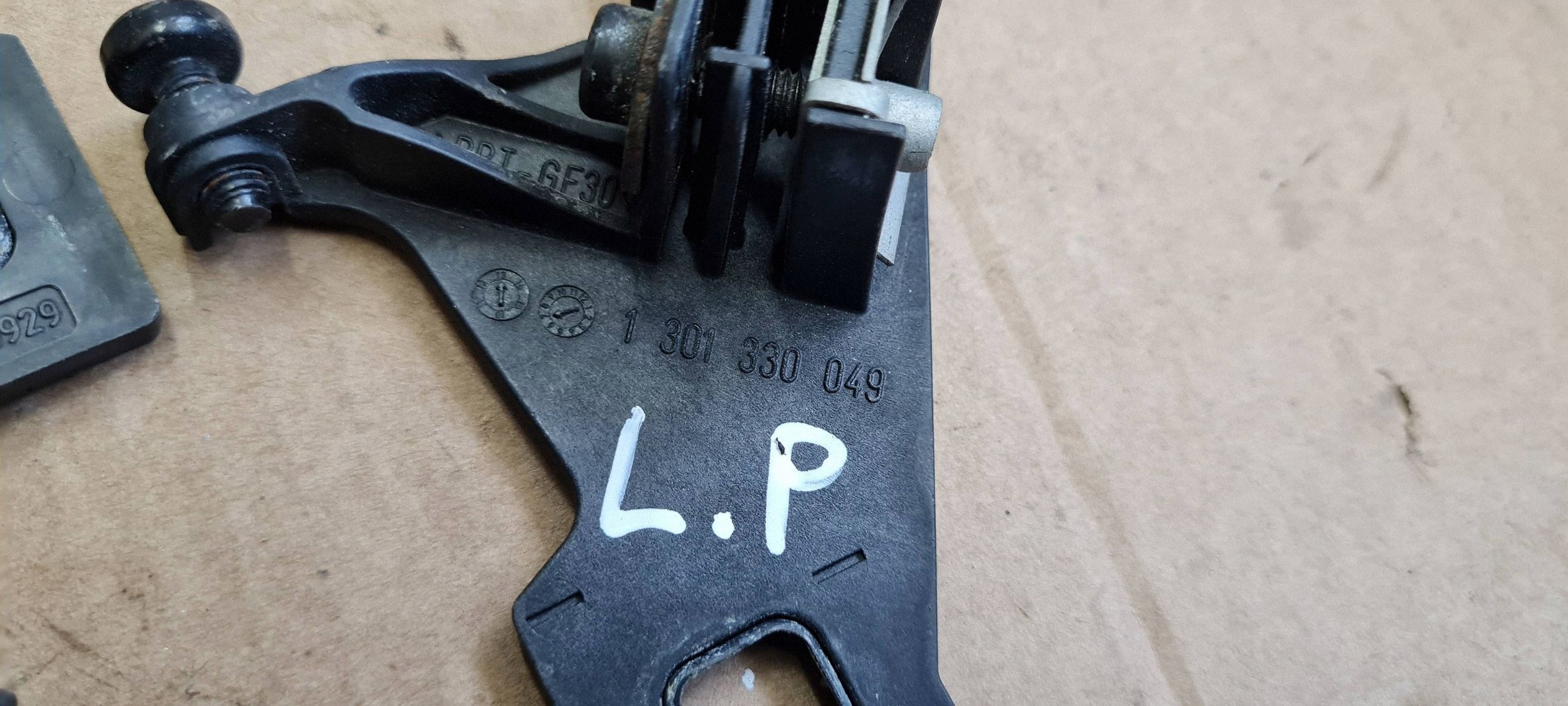 A4 B8 S4 LIFT bracket hook holder lights left front 1301330049 A5 8T S5