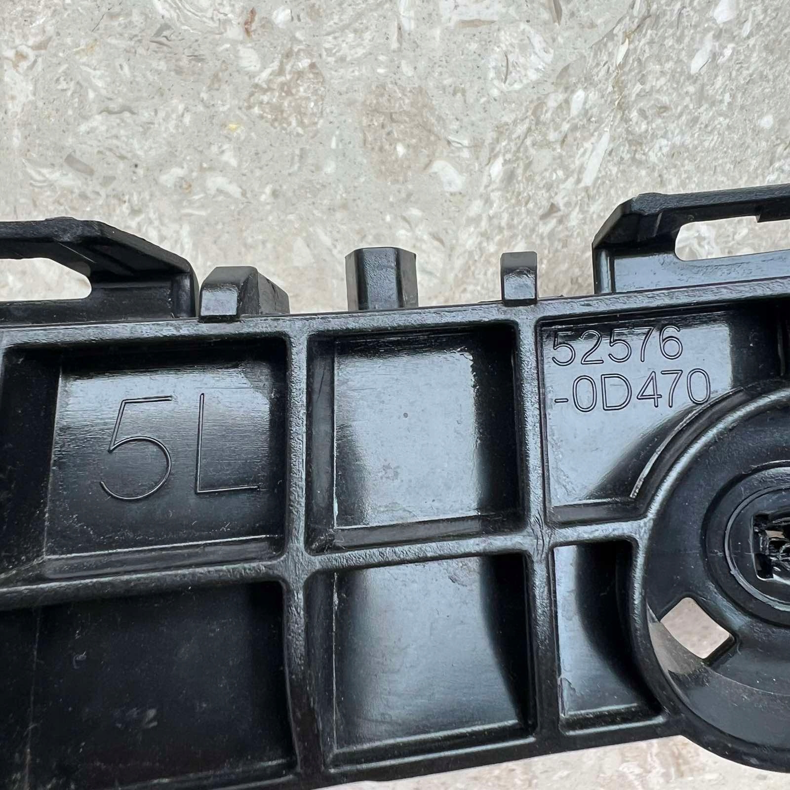 TOYOTA YARIS CROSS bumper bracket left rear part 52576-0D470