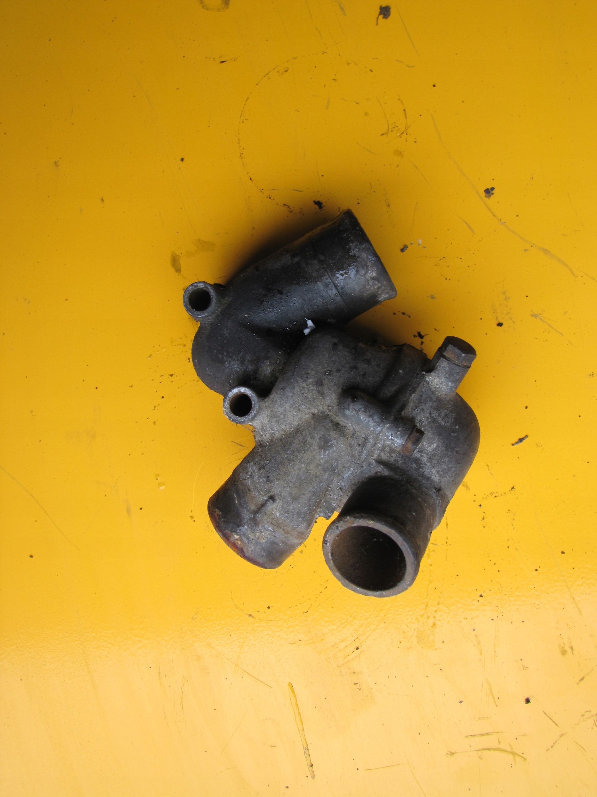 Корпус термостата MERCEDES T1 в 123 3.0 D