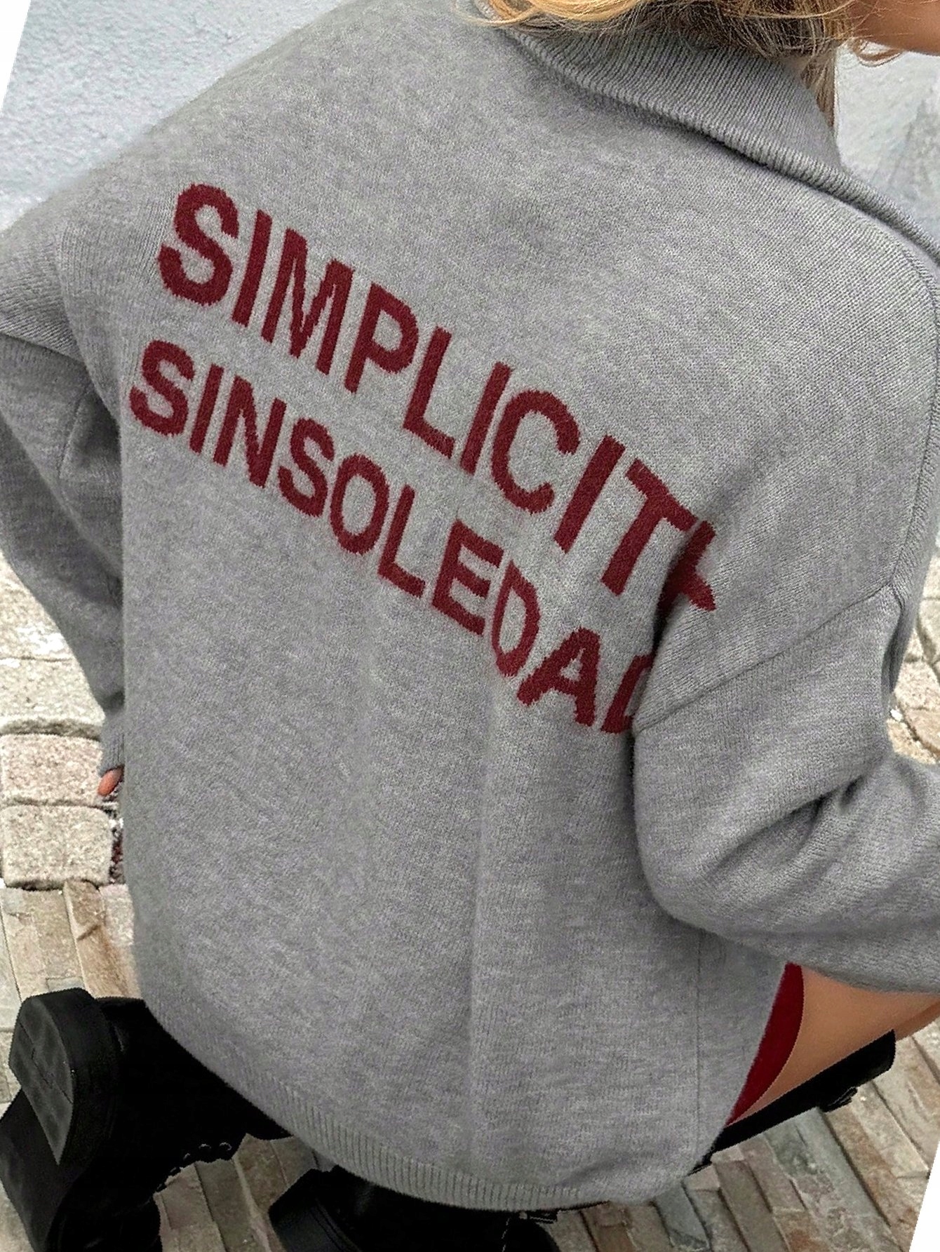 Dámský svetr s neformálním stojáčkem Slogan Šedý Oversize L 40