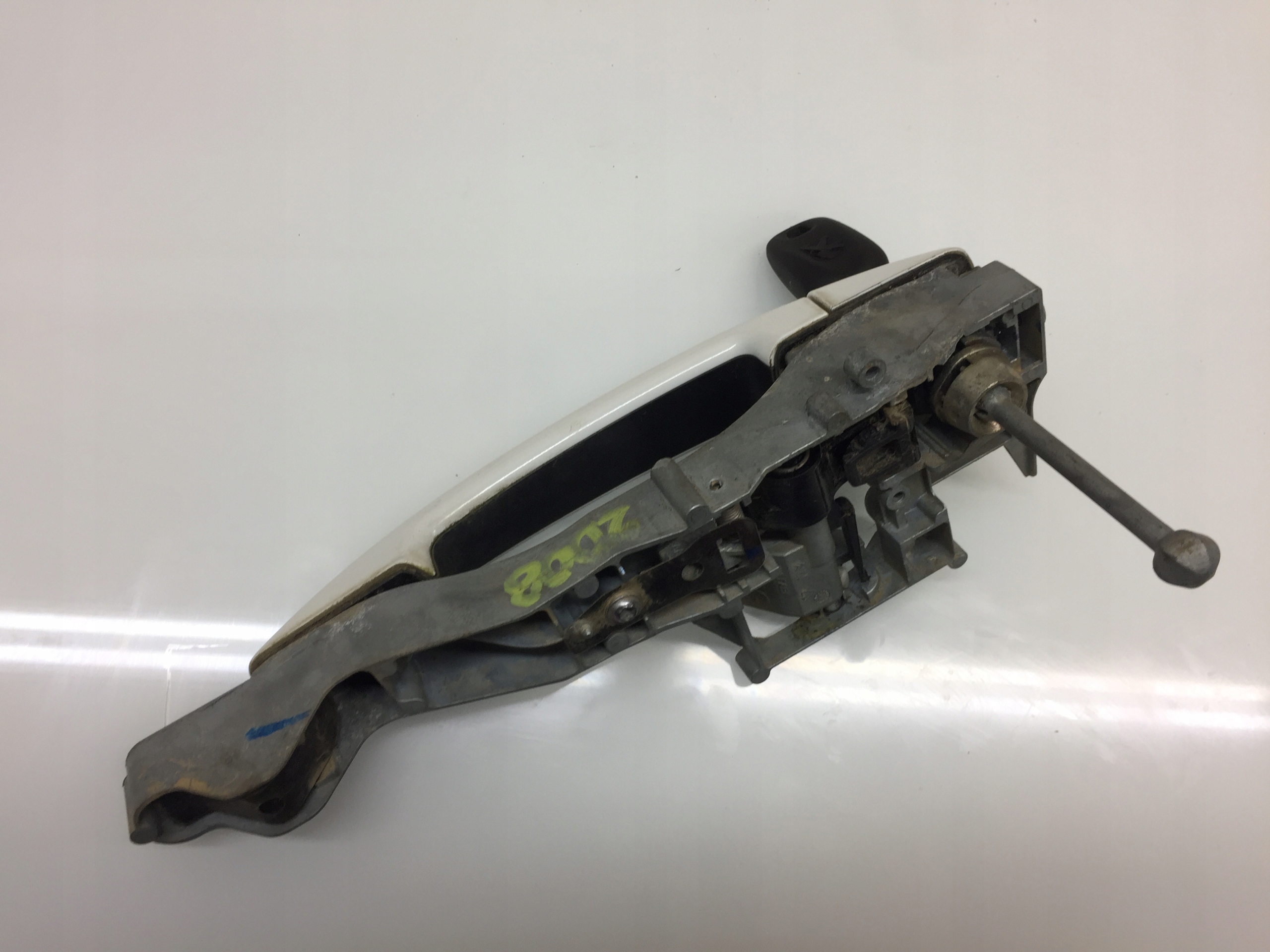 PEUGEOT 2008 KLUCZYK WKLADKA KLAMKA LEWA PRZEDNIA Installation side Left front