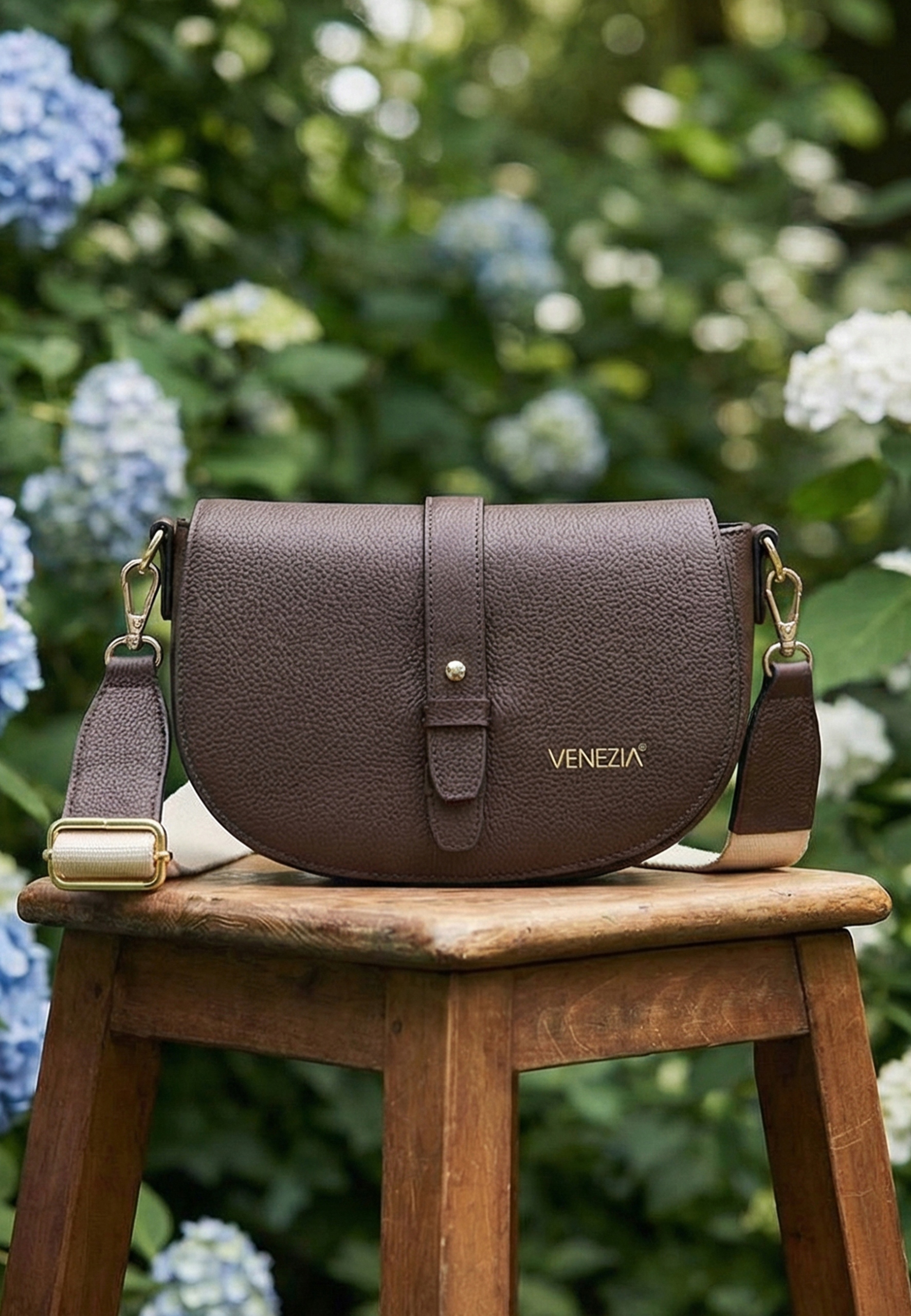 Venezia damska listonoszka ze skóry naturalnej w ciemnobrązowym kolorze