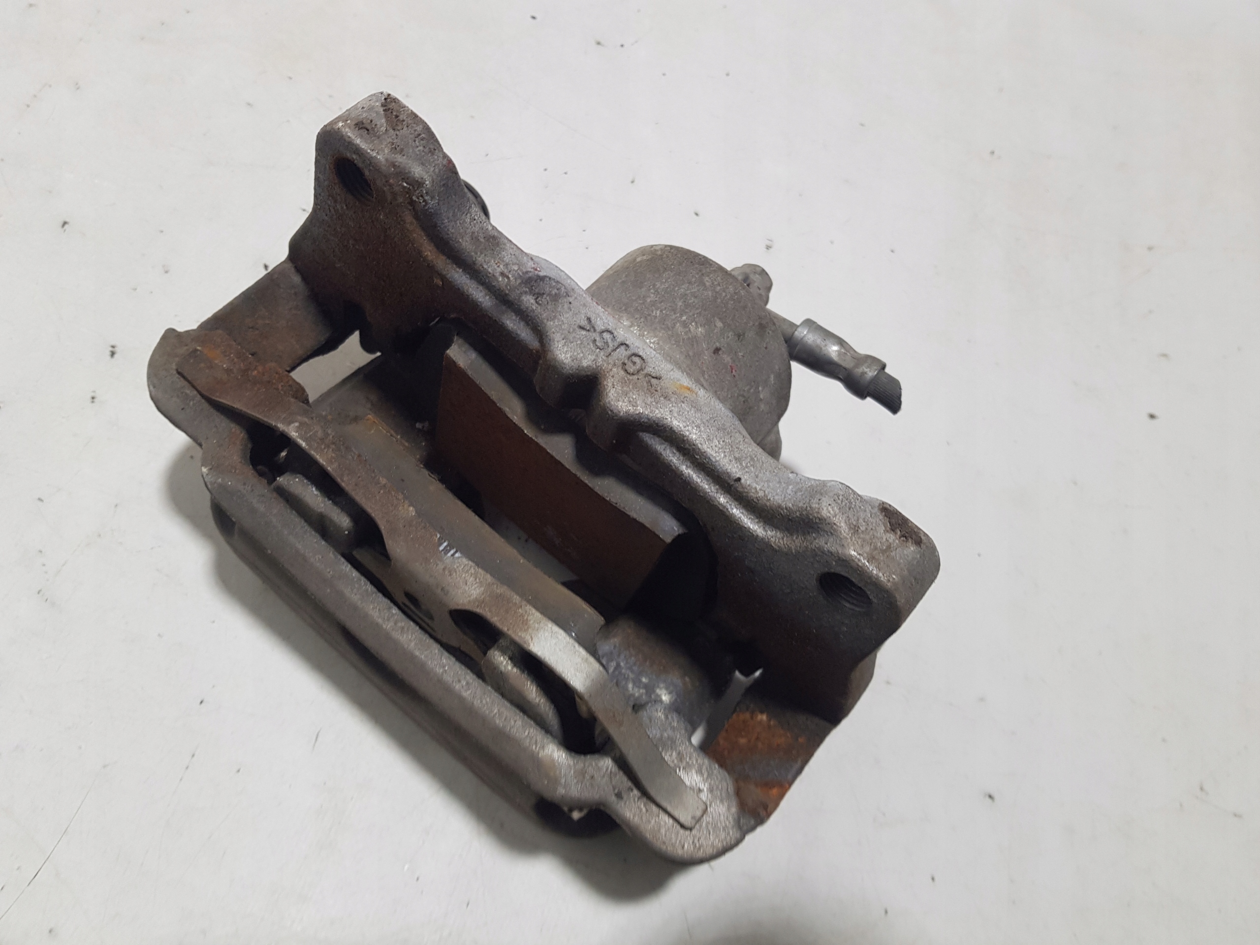 třmen brzdový levý předek přední MG 4