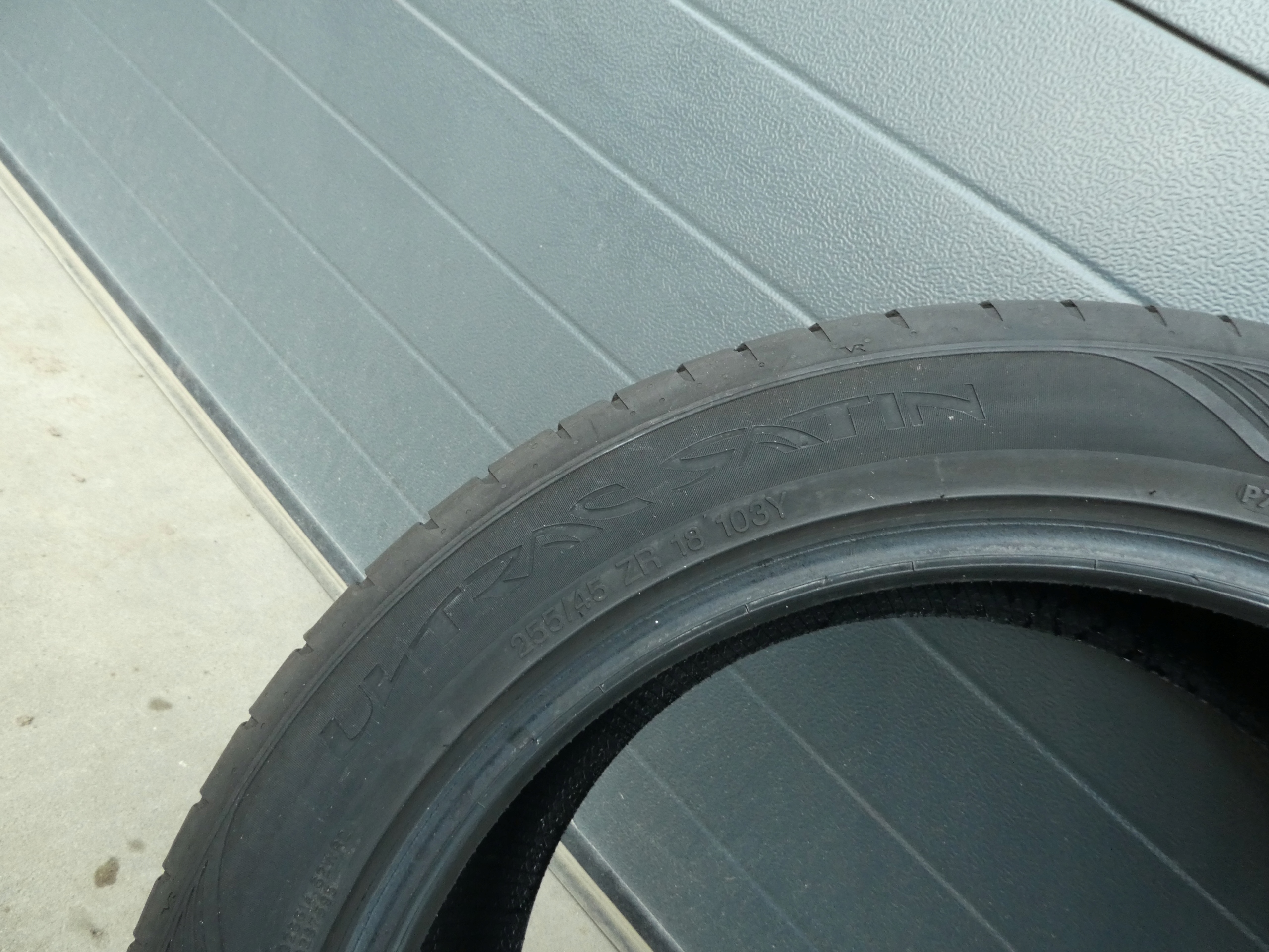 1X tyre Vredestein 255/45/18 2022R