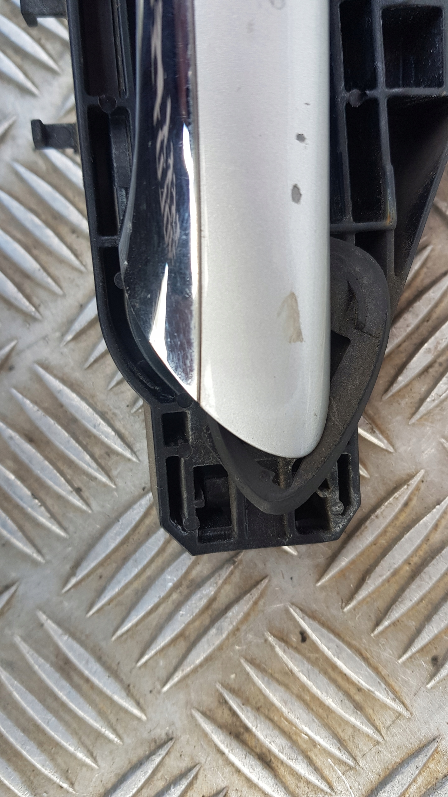 MERCEDES W169 handle exterior left front lock cylinder