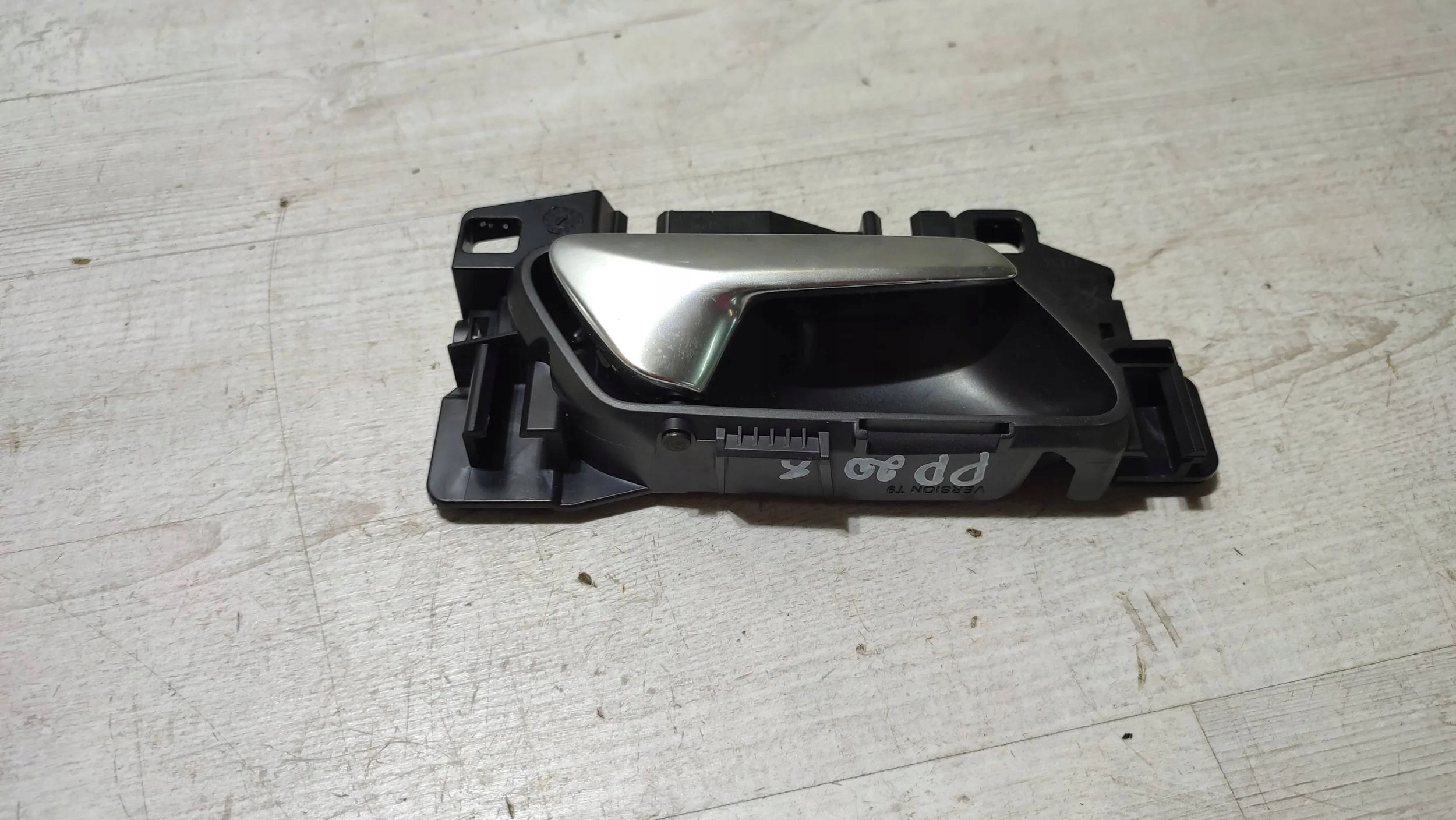 Peugeot 208 II 23r 1.2 front side right handle inner