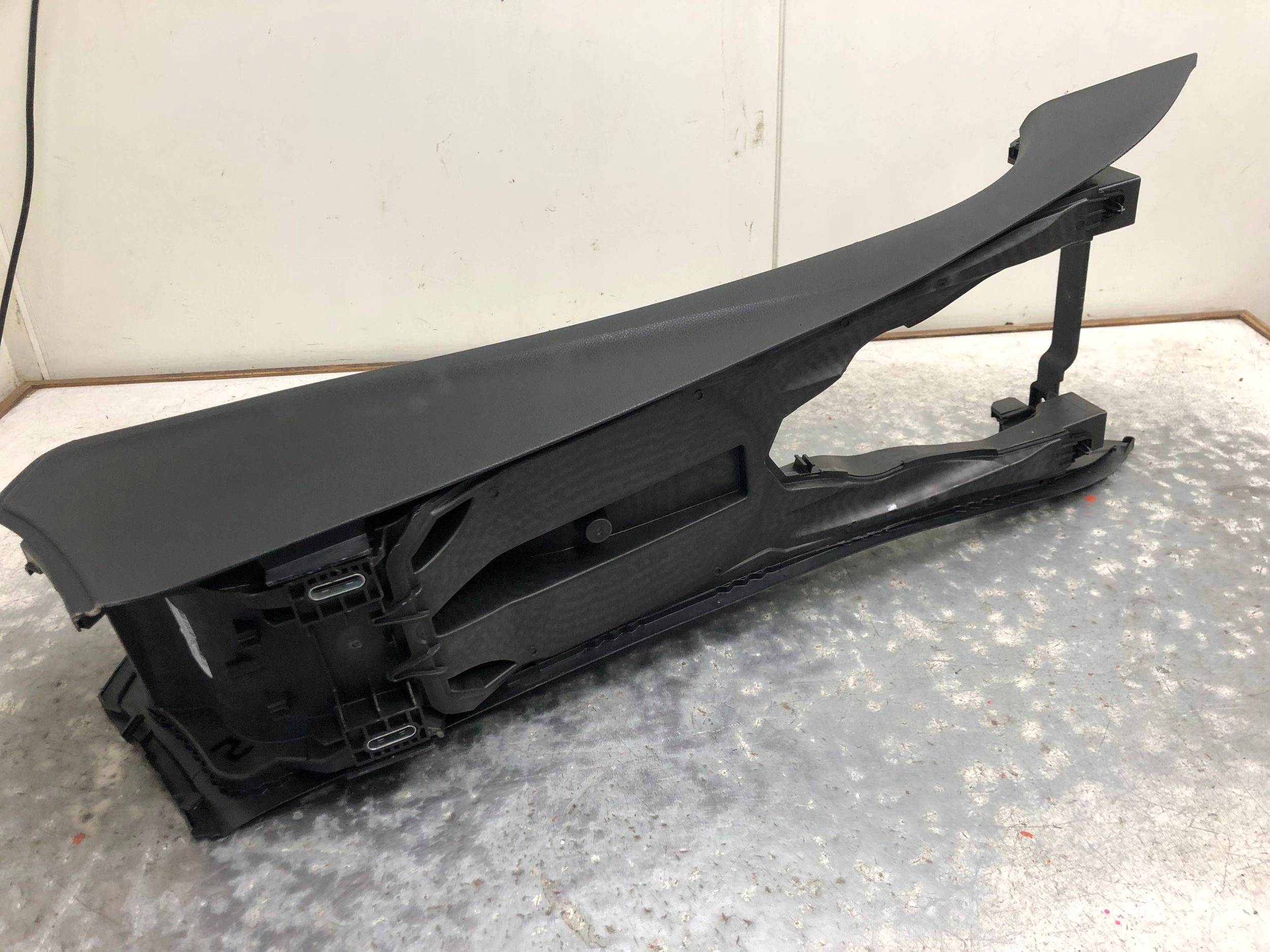 TUNEL mitte MERCEDES W205 A2056800050