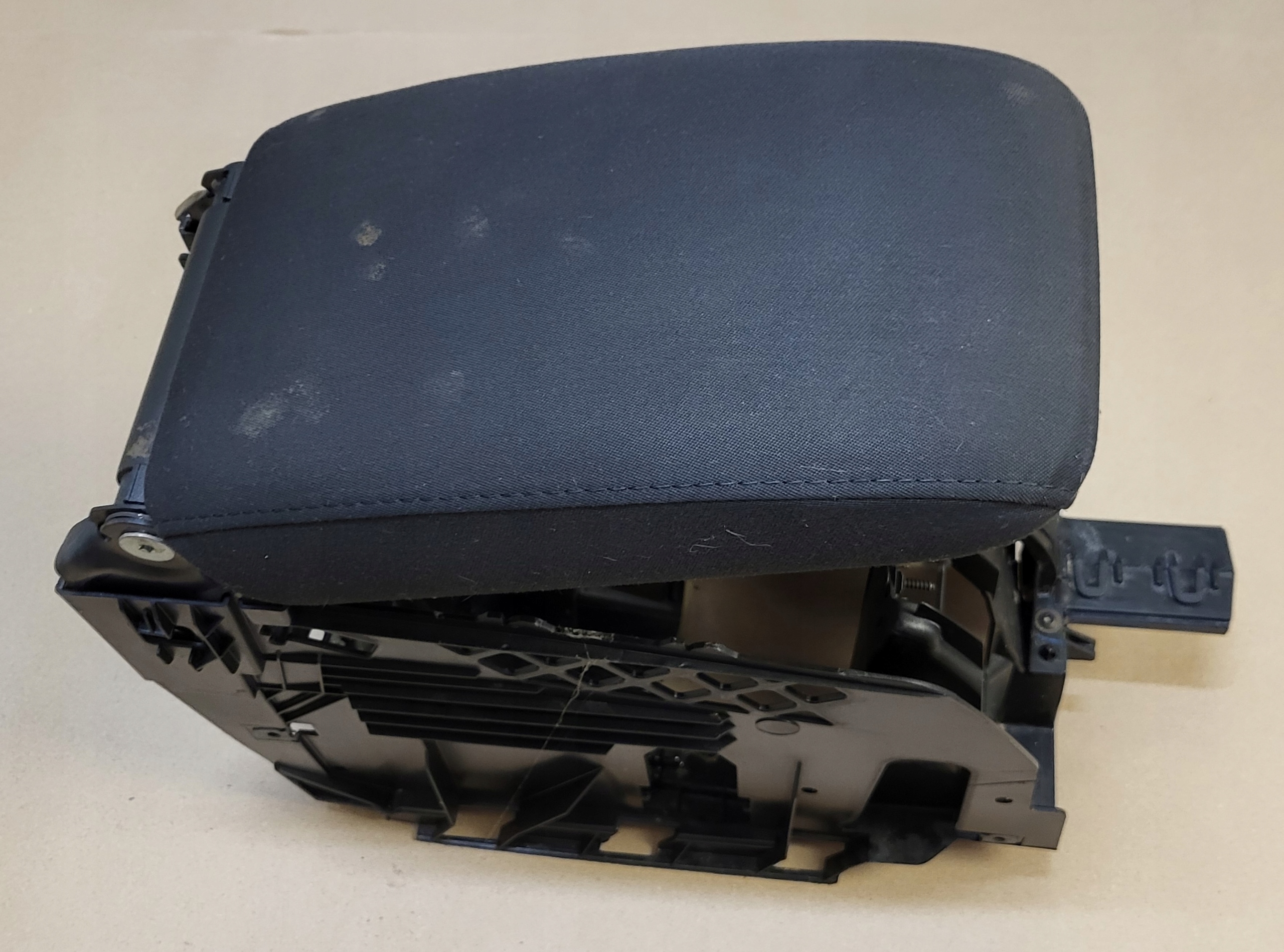 armrest adjustable TUNELU SRODKOWEGO VW JETTA 3 GOLF V 1K OE EU black