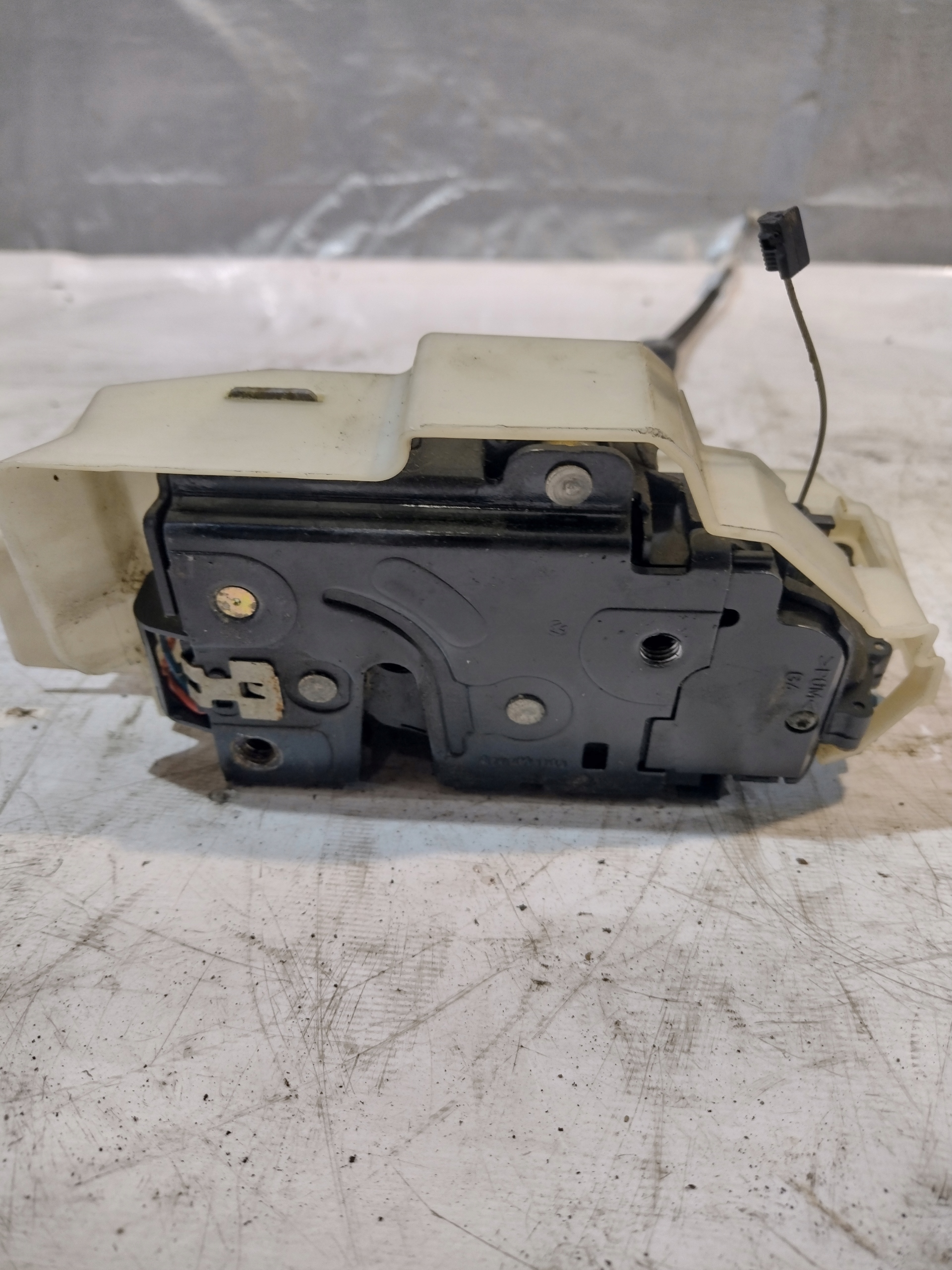 lock door left rear part Porsche Cayenne and 7L0839015
