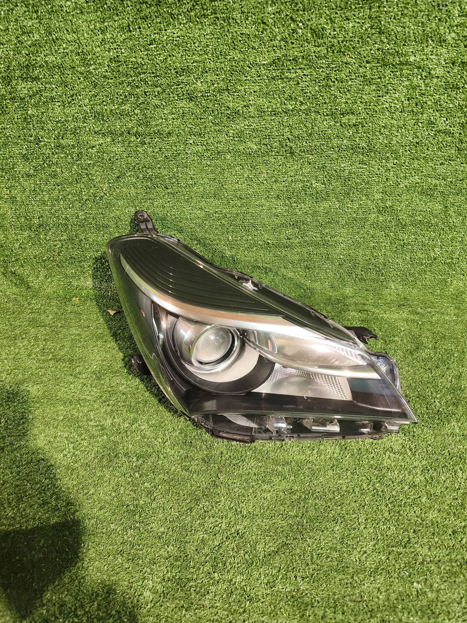 REFLEKTOR right front TOYOTA YARIS III 14- lens NR.1024
