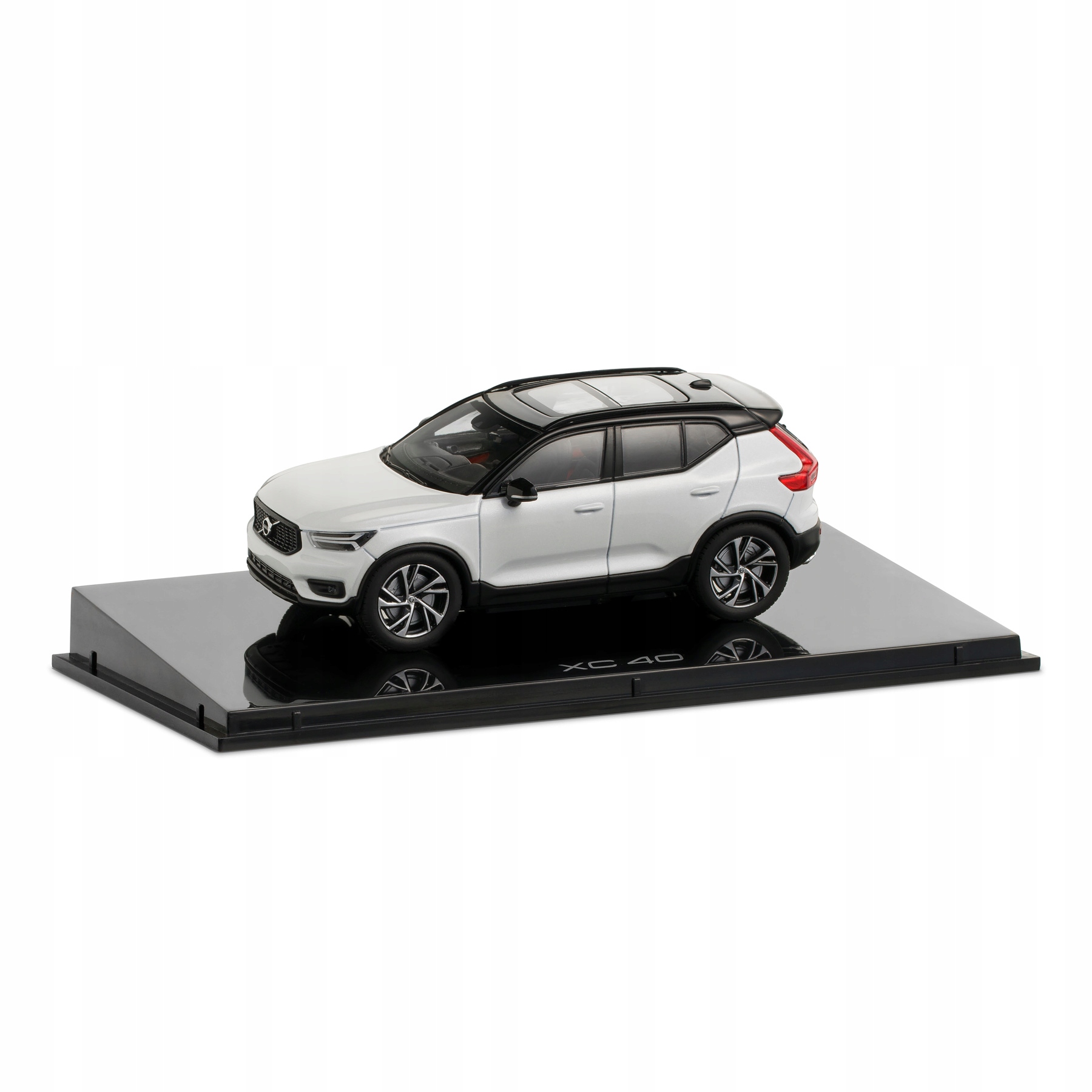 

Samochód Volvo XC40 Crystal White 1:43