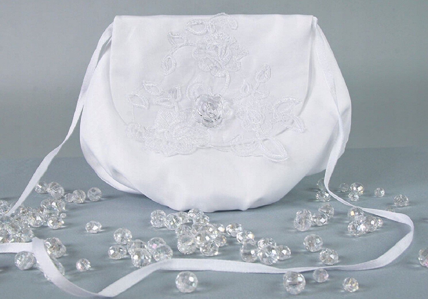 10.Torebka komunijna z gipiura i kryształkiem