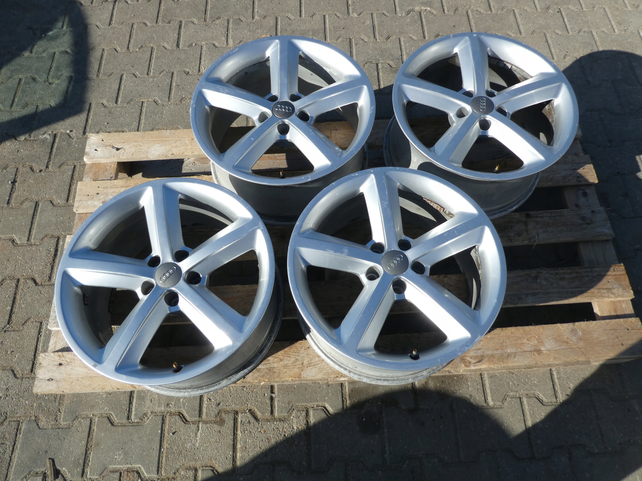 4X ALU discs original AUDI 8T0601025M
