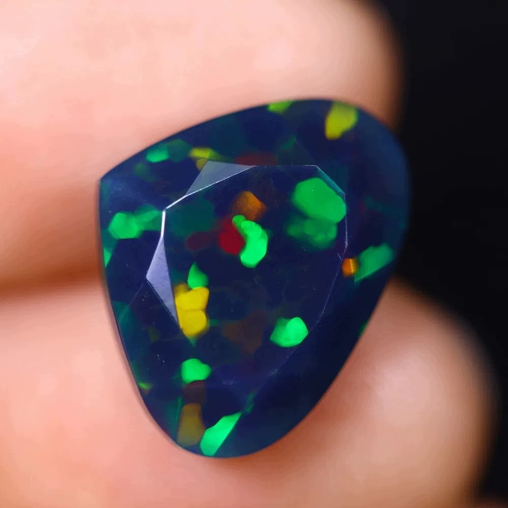 Přírodní opál Černý 7.13 ct Lžička Etiopie certifikát Wbd