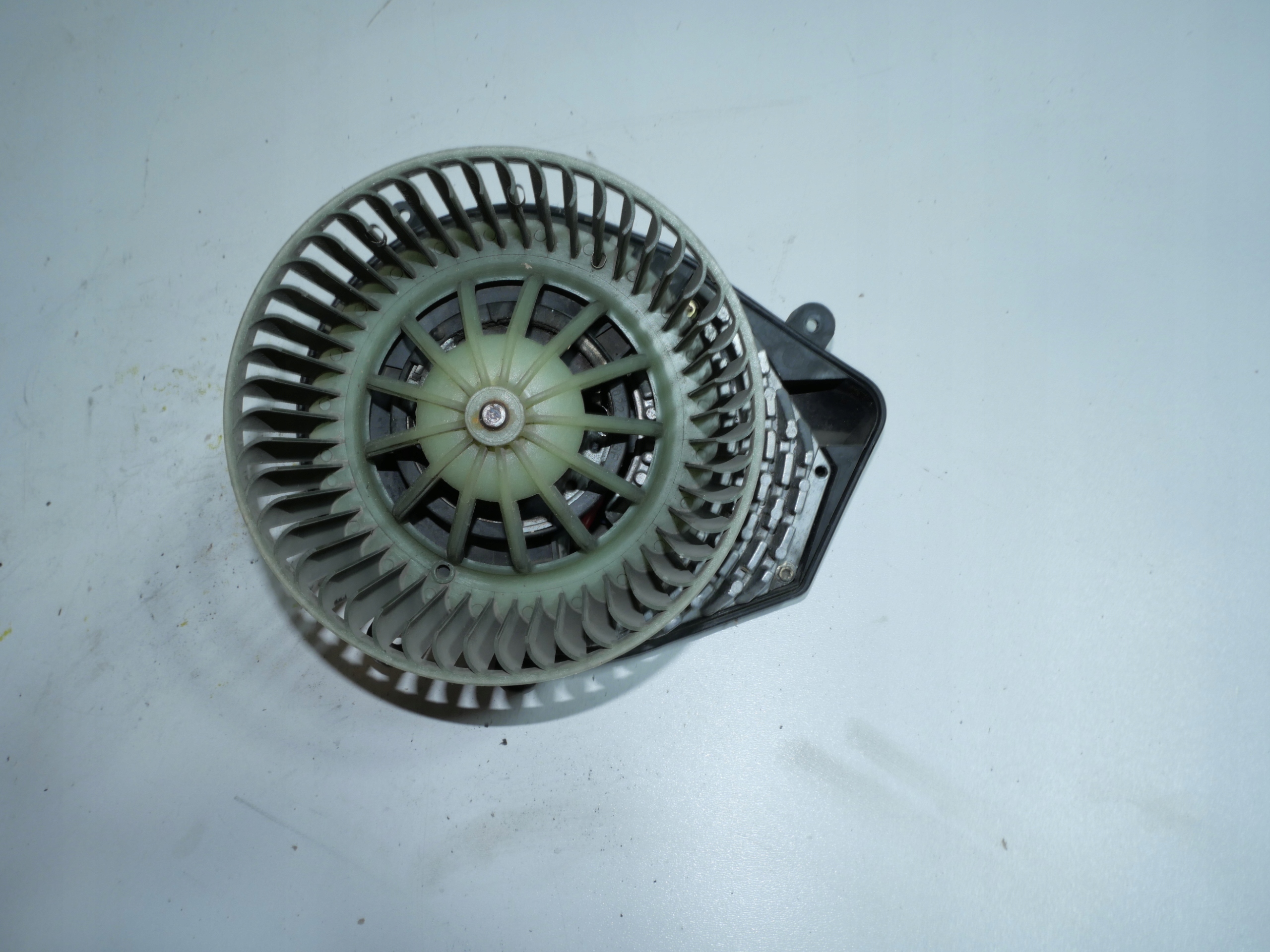 VW PASSAT B5 ventilátor topení tOPENÍ 8D1820021
