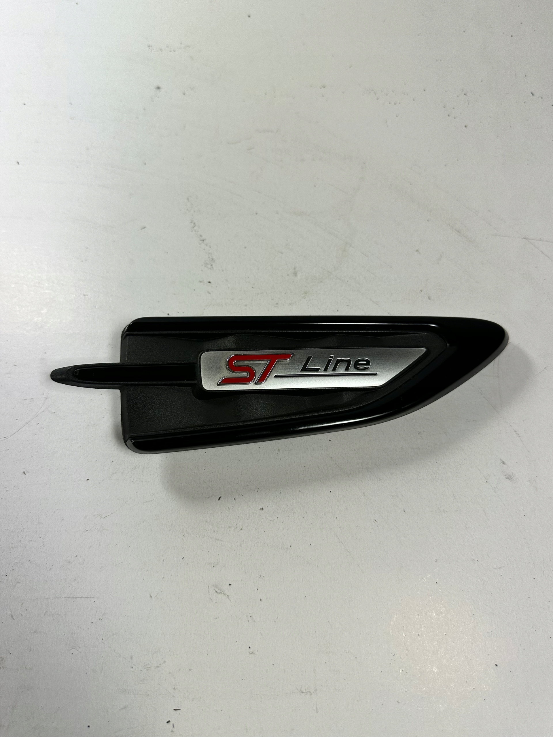 KUGA MK2 LIFT EMBLEMAT BŁOTNIKA ST PRAWY GJ54-16C216-CA