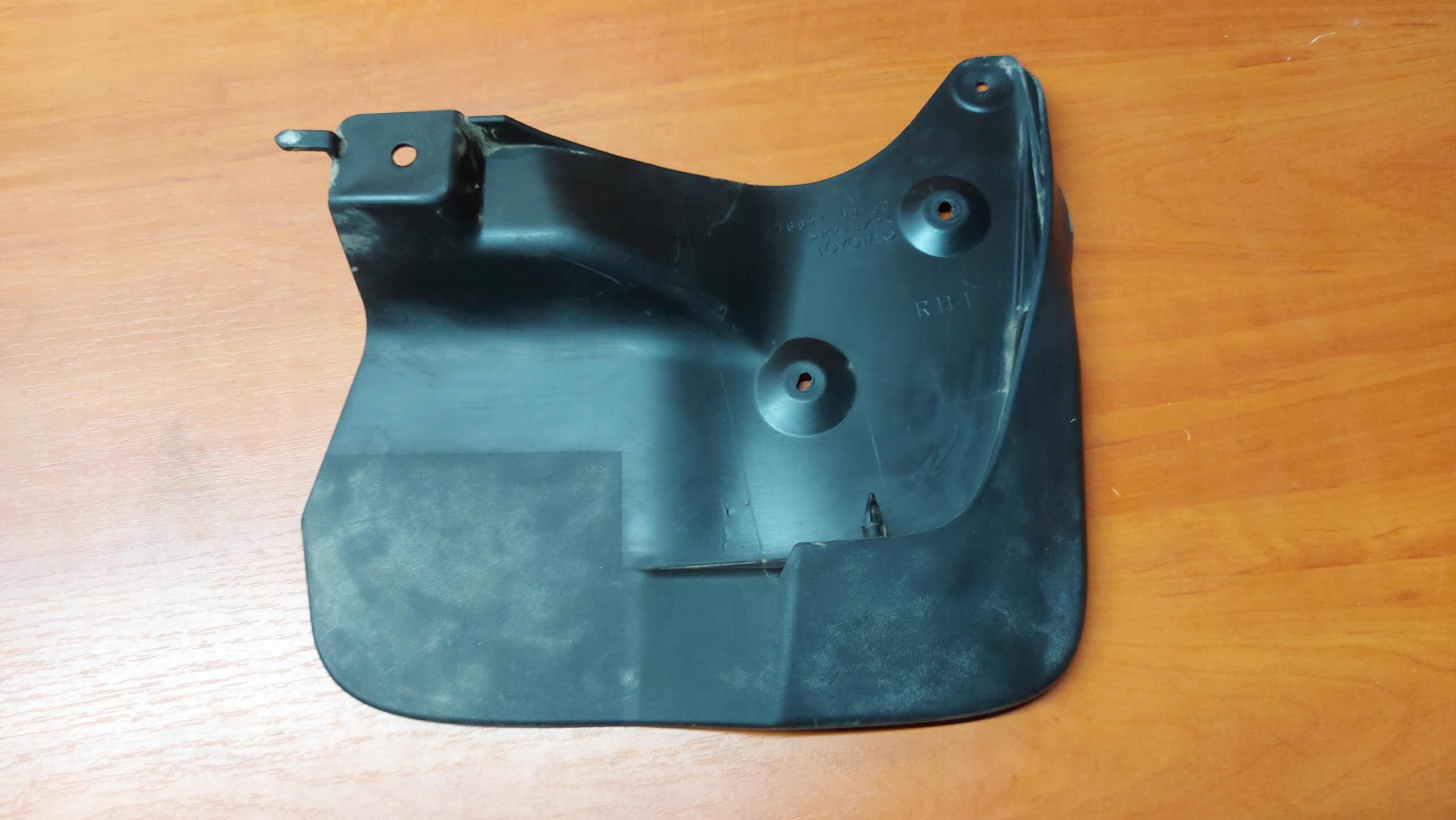 mudguard flap right front TOYOTA LAND CRUISER 200