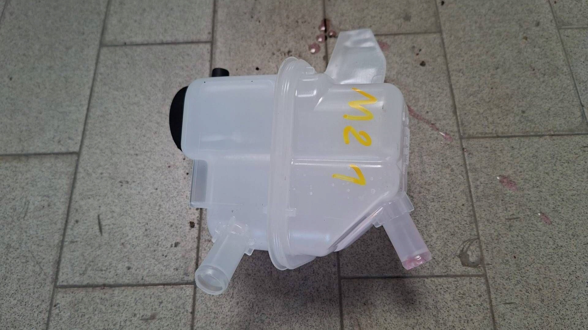 Réservoir eau Liquide Mazda 2 hybrid 2024r