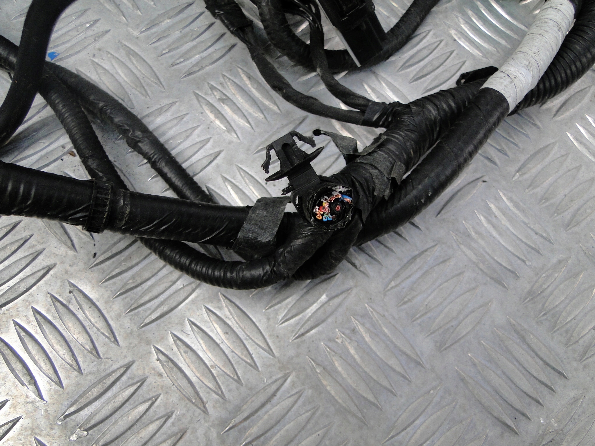 SKRZYNKA BEZPIECZNIKOW TUCSON II 91210-D7460 Typ samochodu 4x4/SUV Samochody osobowe